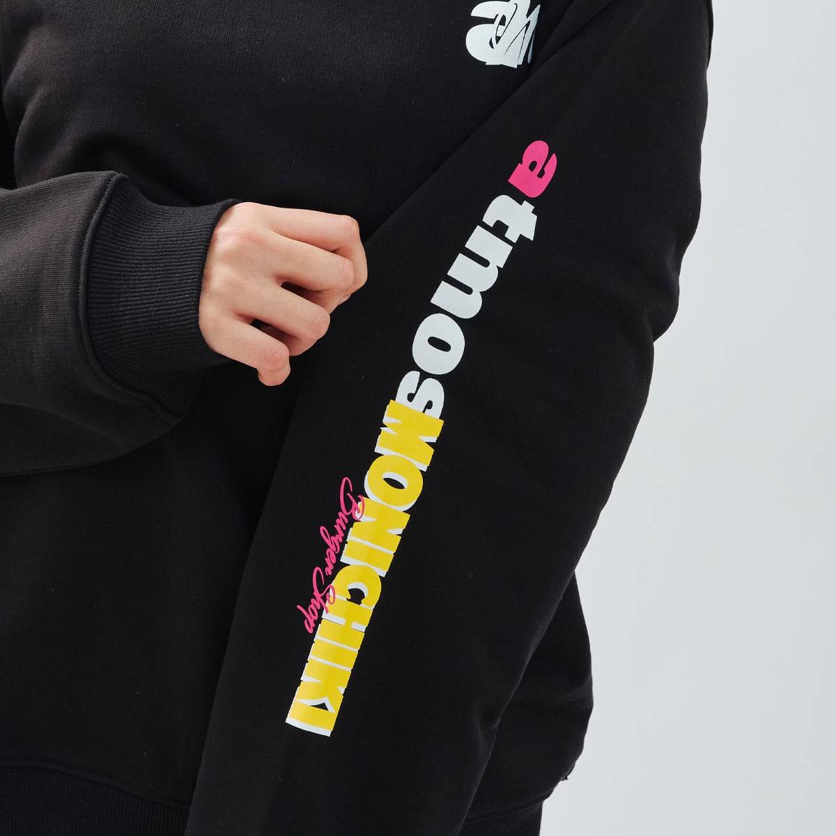 atmos pink x MONICHIKI HOUSE ATMONI CHICKEN SW TOPS BLACKの画像