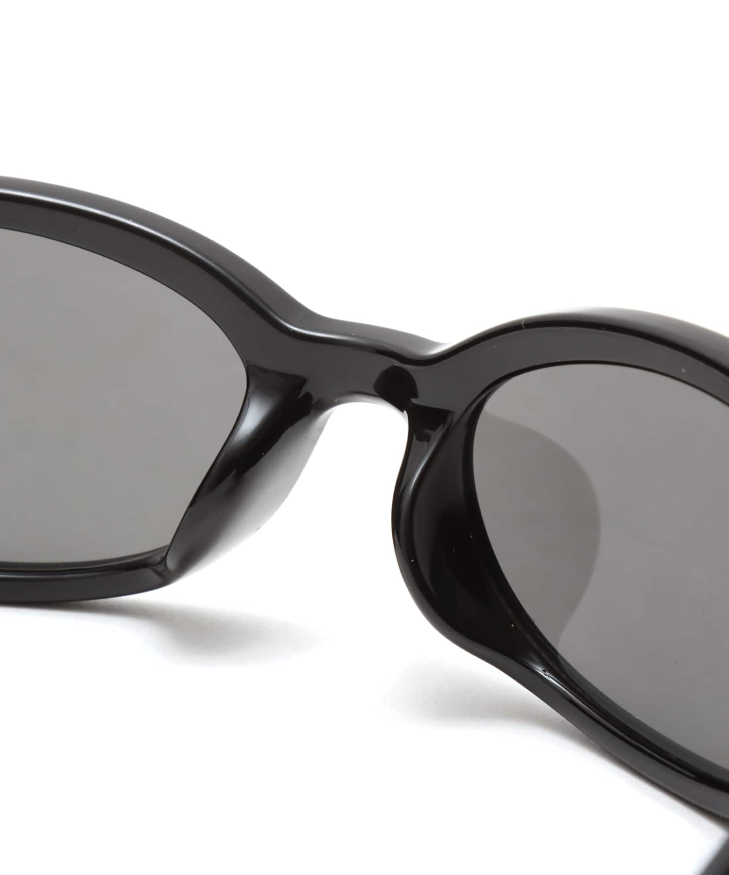atmos pink Curved Sunglasses BLACKの画像