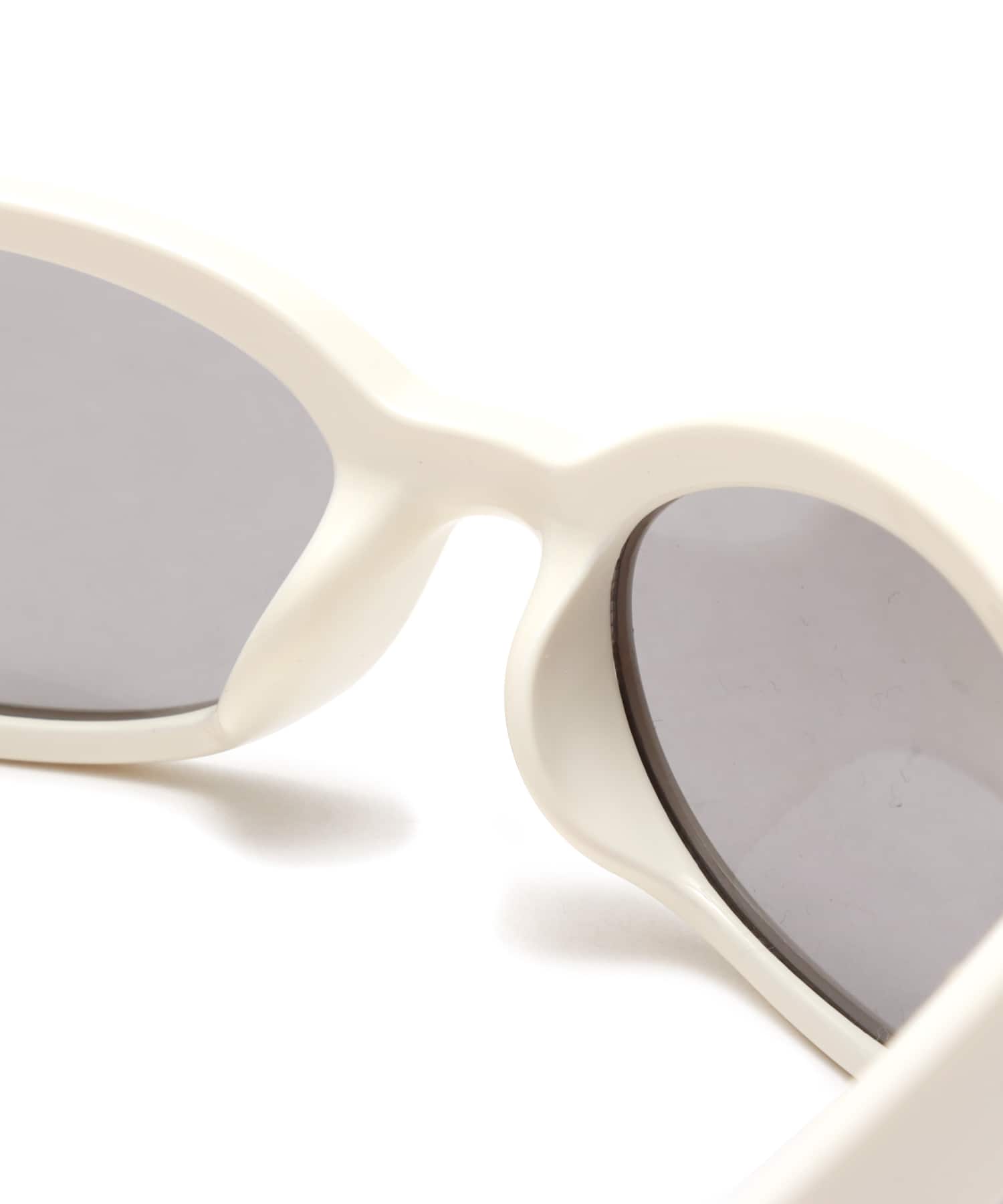 atmos pink Curved Sunglasses WHITEの画像