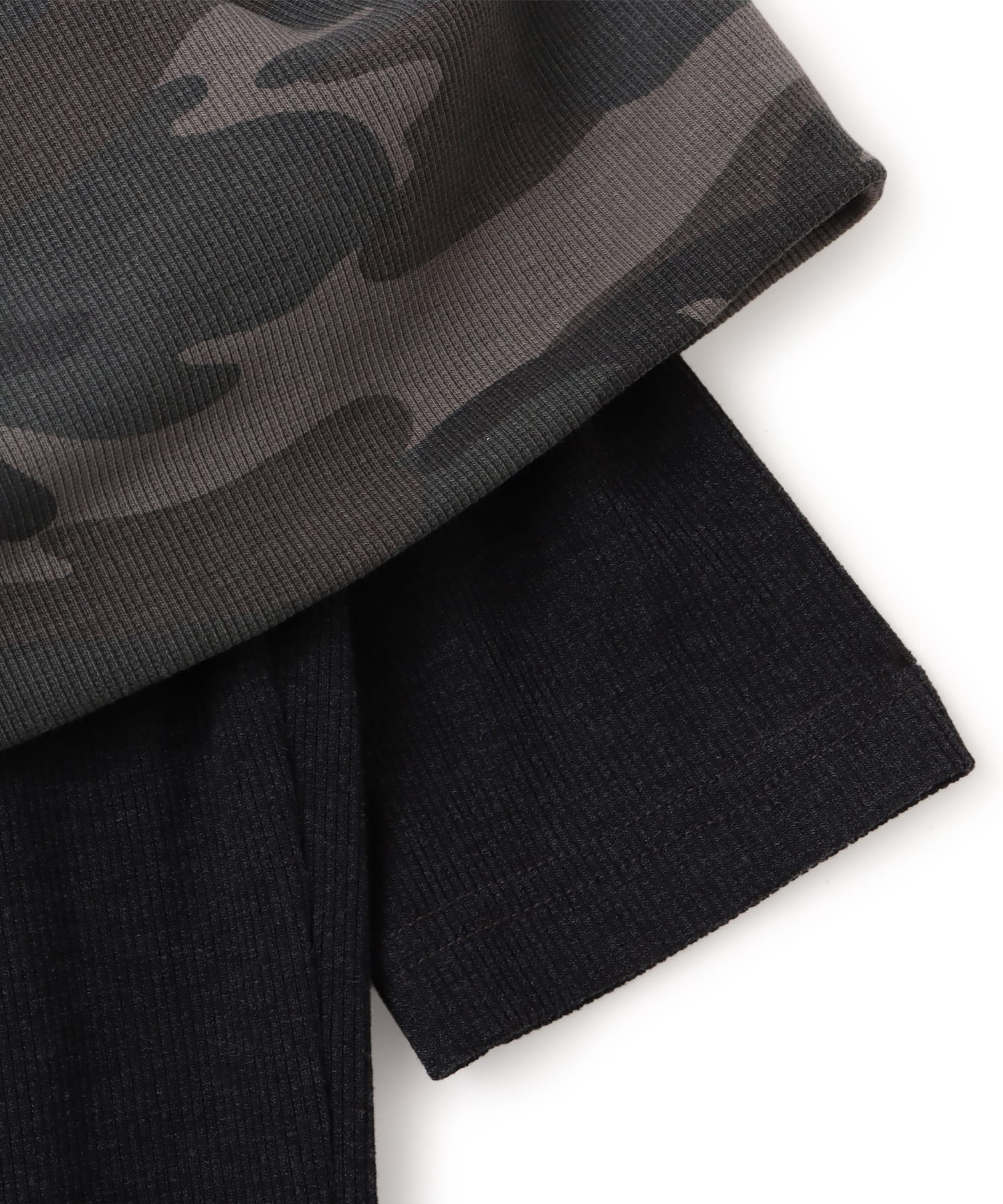 atmos pink Layered Camouflage Off-Shoulder Top BLACKの画像
