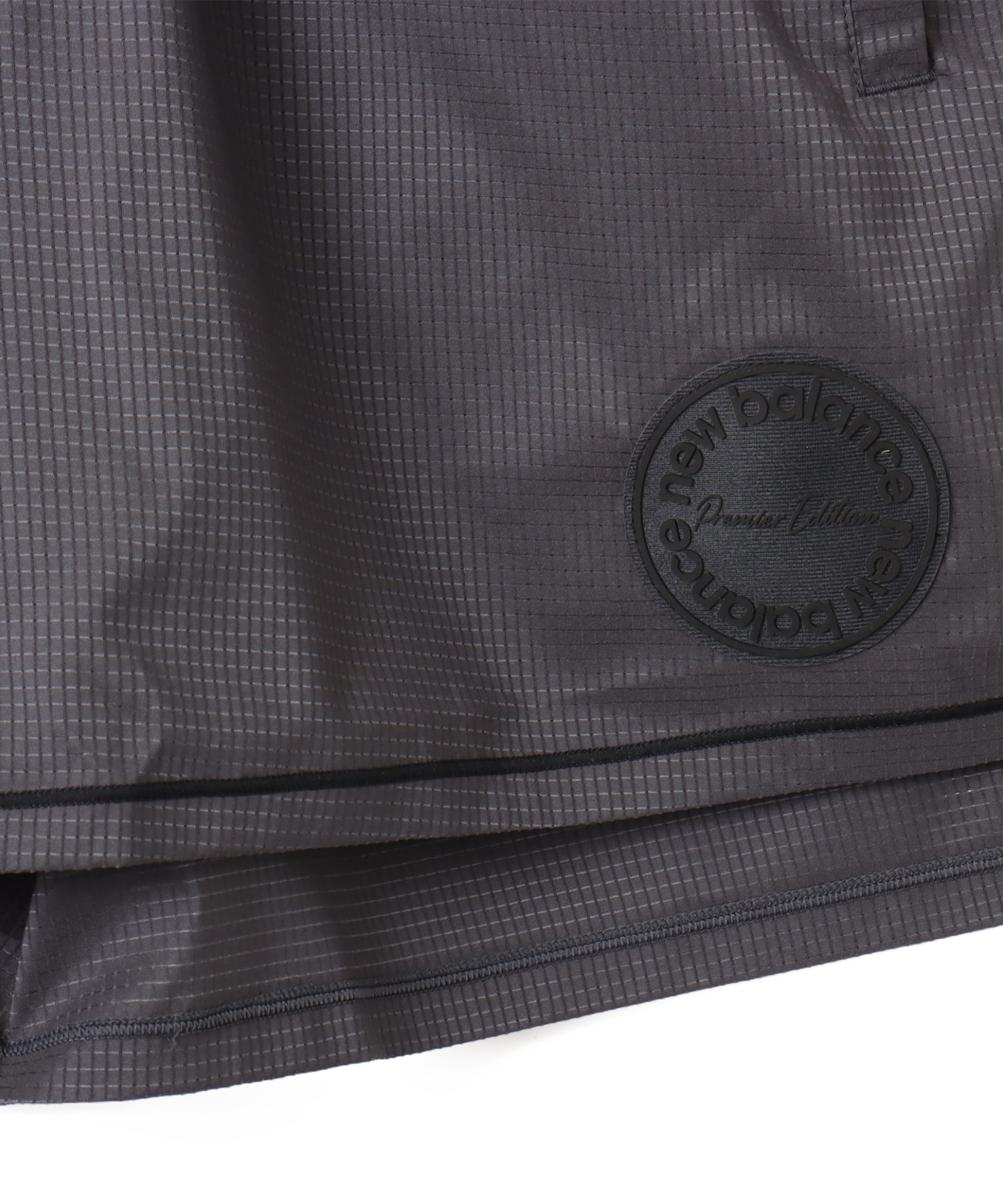 New Balance MESH STRECH WOVEN SHORTS チャコールグレーの画像