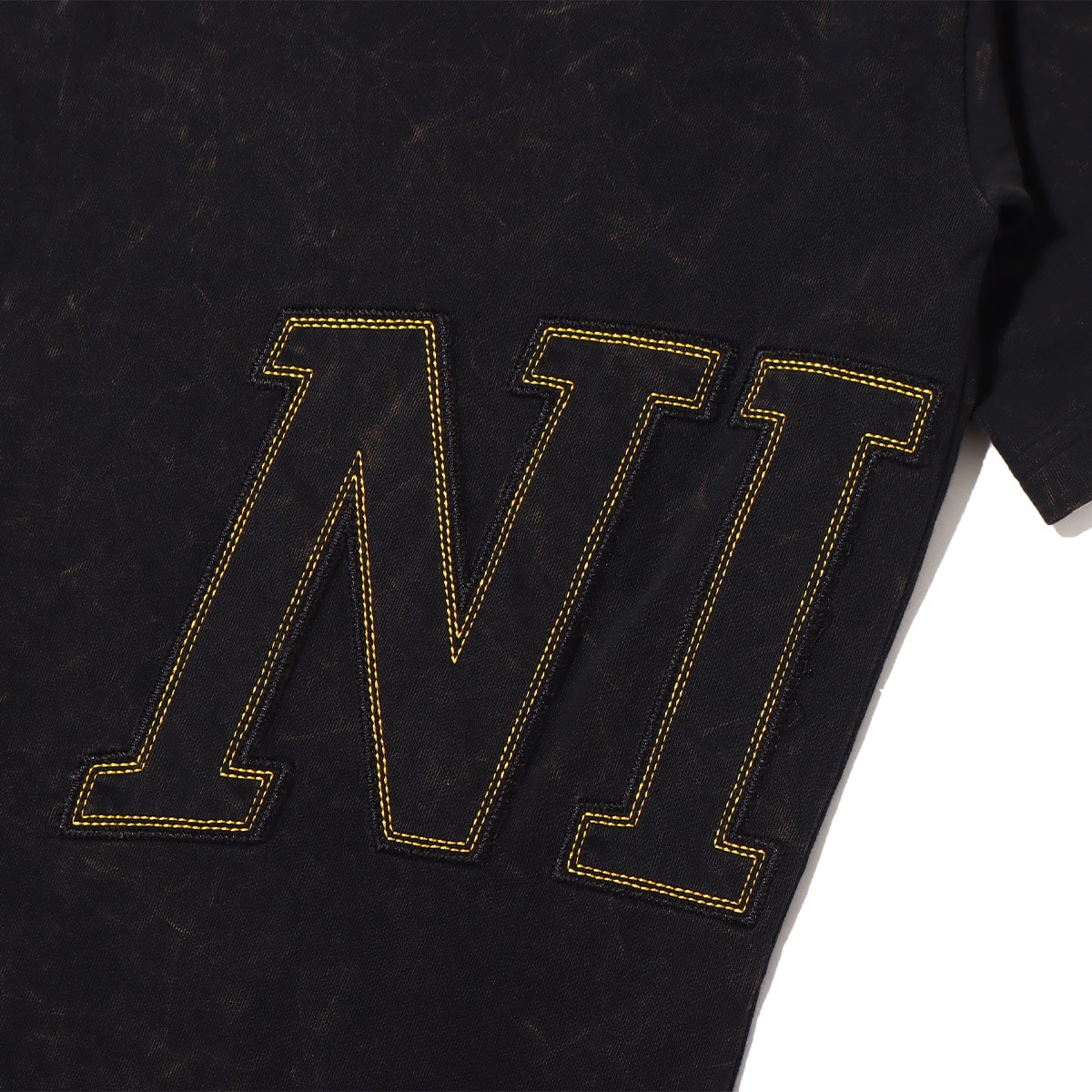NIKE U NK NRG FADEAWAY TEE BLACK/UNIVERSITY GOLD 22FA-Sの画像