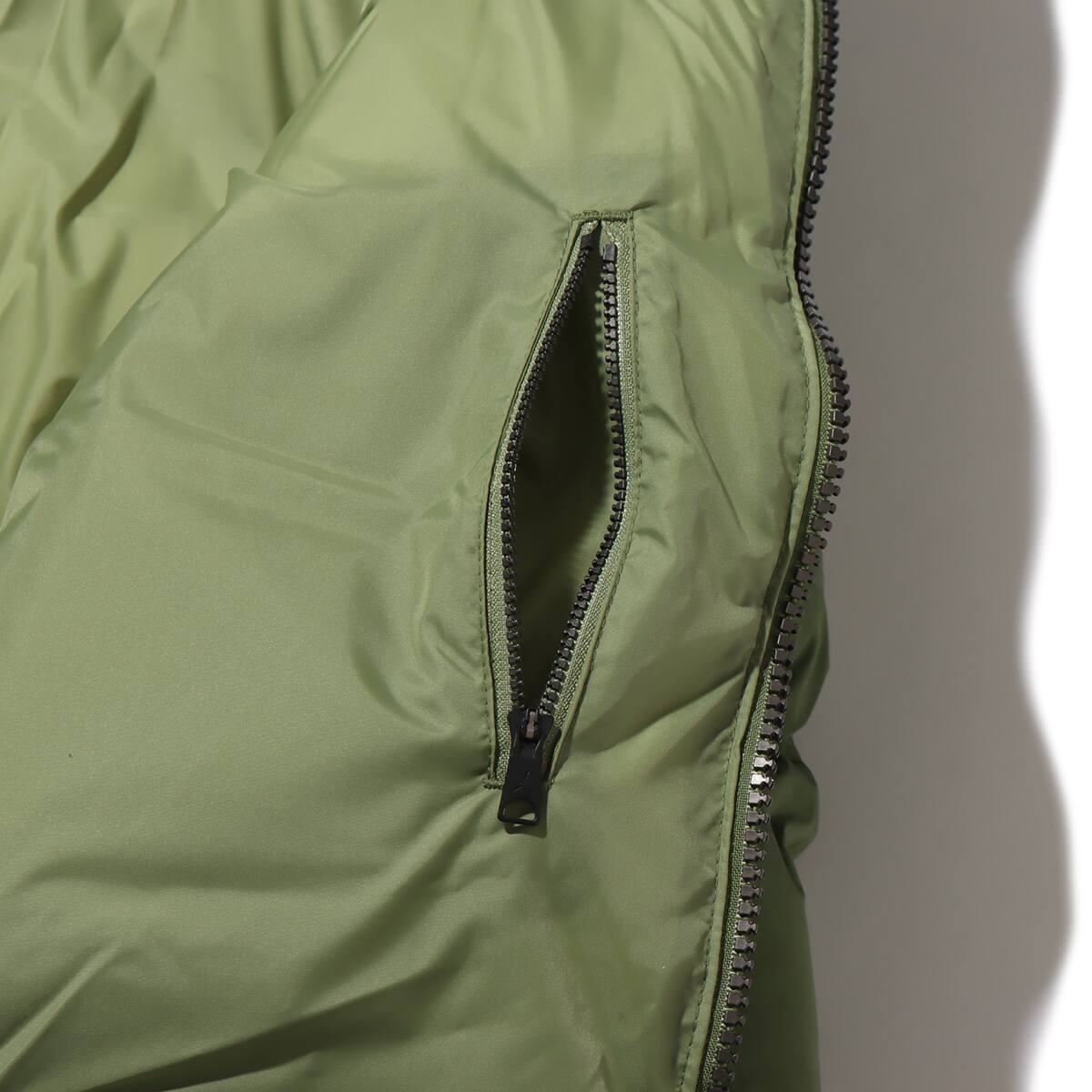 JORDAN BRAND AS M J ESS POLY PUFFER JKT SKY J LT OLIVE/WHITE JORDAN BRAND AS M J ESS POLY PUFFER JKT SKY J LT OLIVE/WHITE