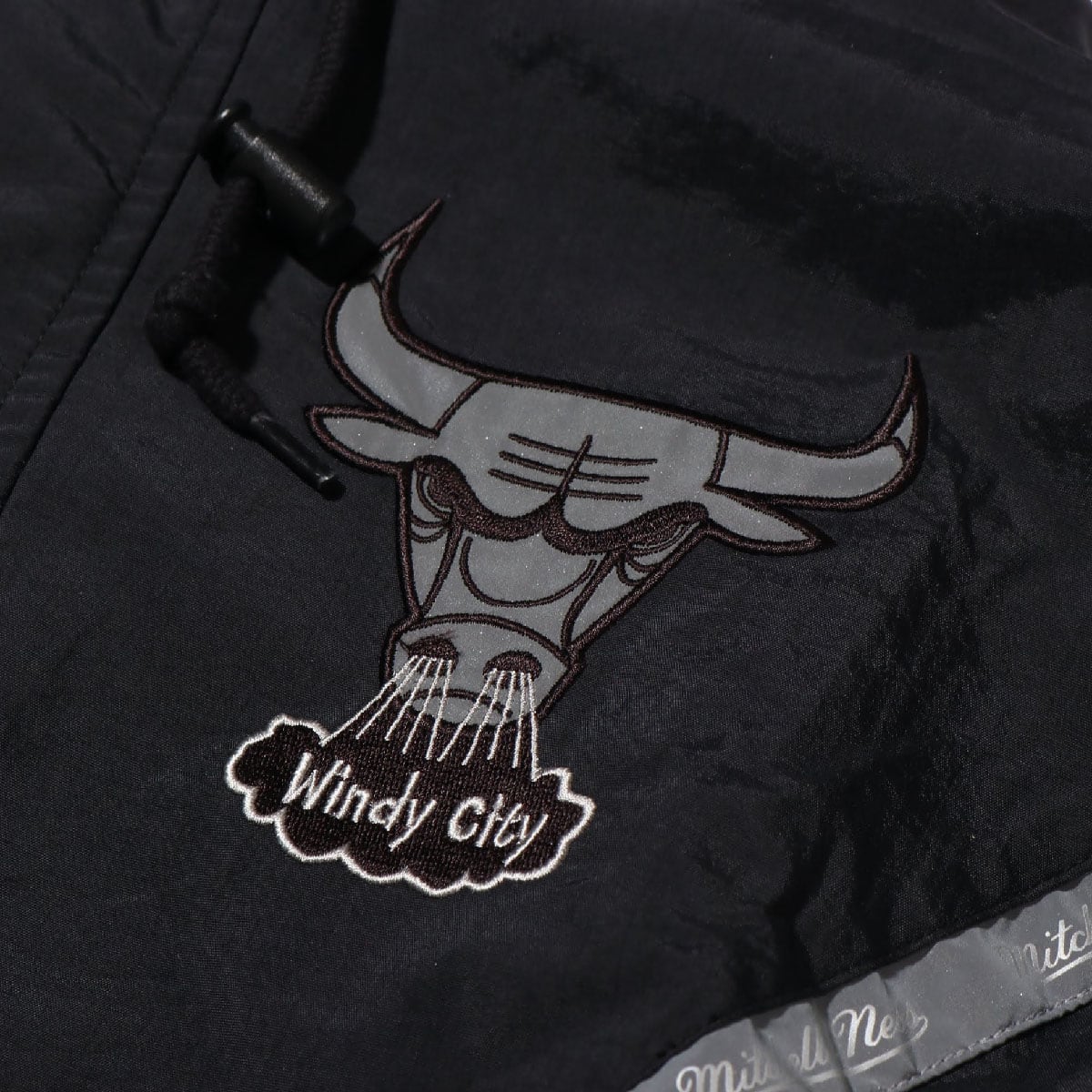 Mitchell & Ness HALF ZIP ANORAK BLK REFLECTIVE/CHICAGO BULLS BLACK 19FW-Iの画像