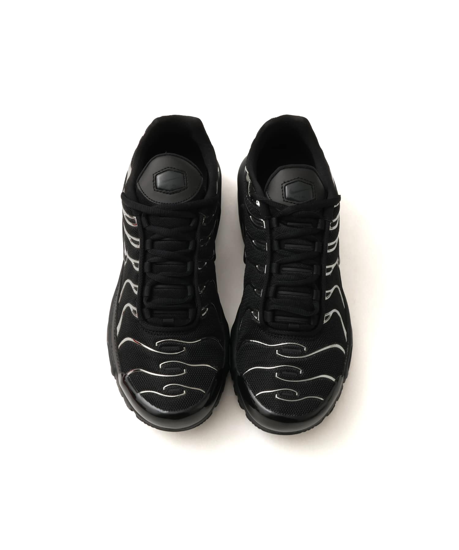 NIKE W AIR MAX PLUS SE BLACK/OFF NOIR-MTLC SILVER-LASER CRIMSONの画像