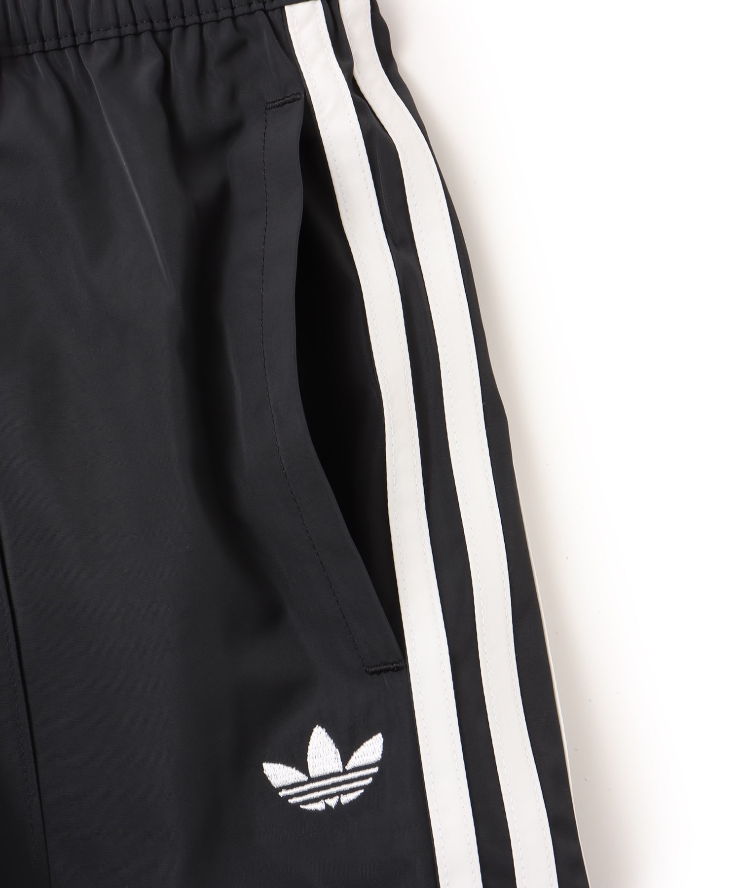 adidas LACE TRIM 3 STRIPE SHORT ブラックの画像