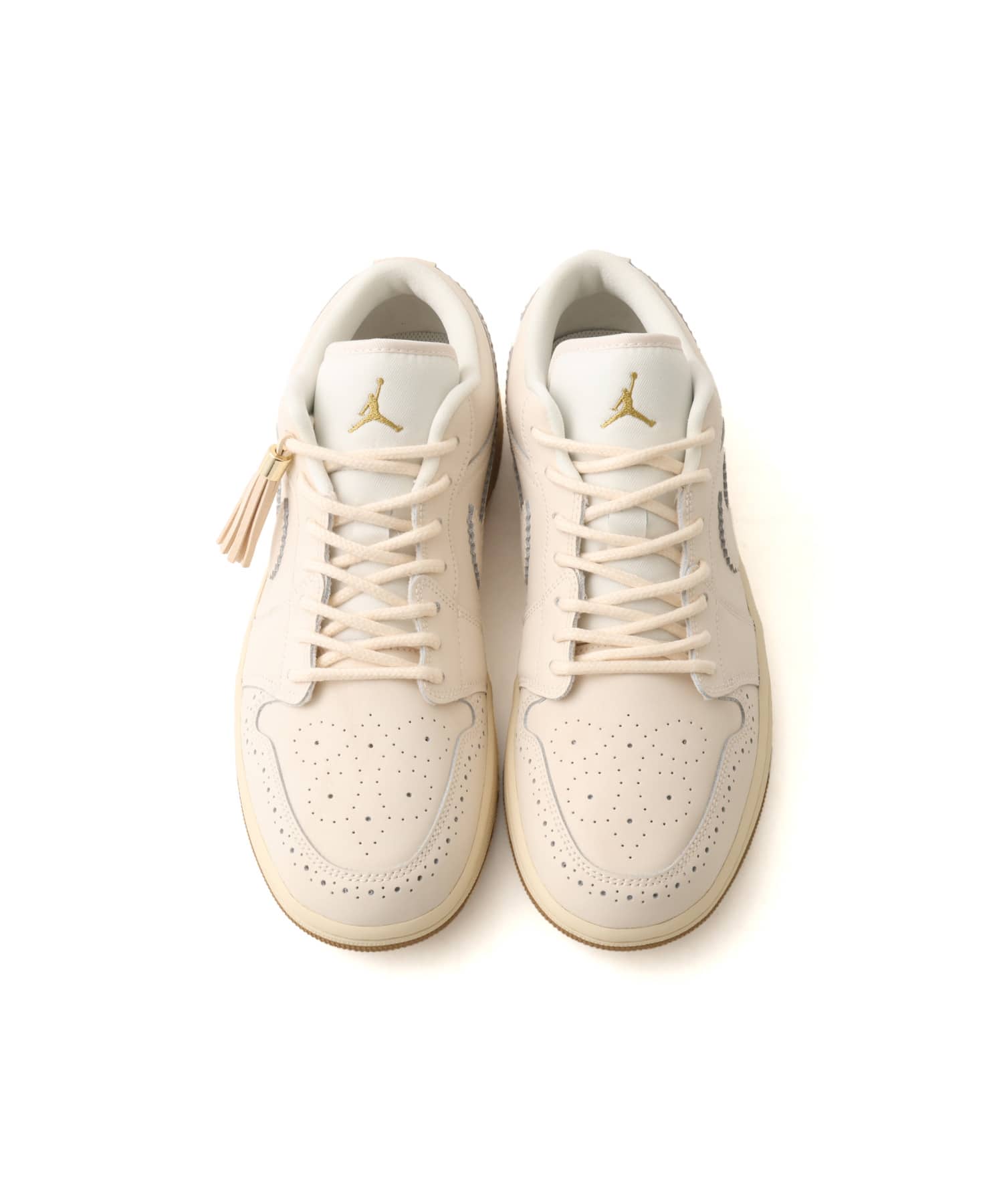JORDAN BRAND WMNS AIR JORDAN 1 LOW SE CHALK/CHALK-MTLC GOLD-PEARL WHITEの画像