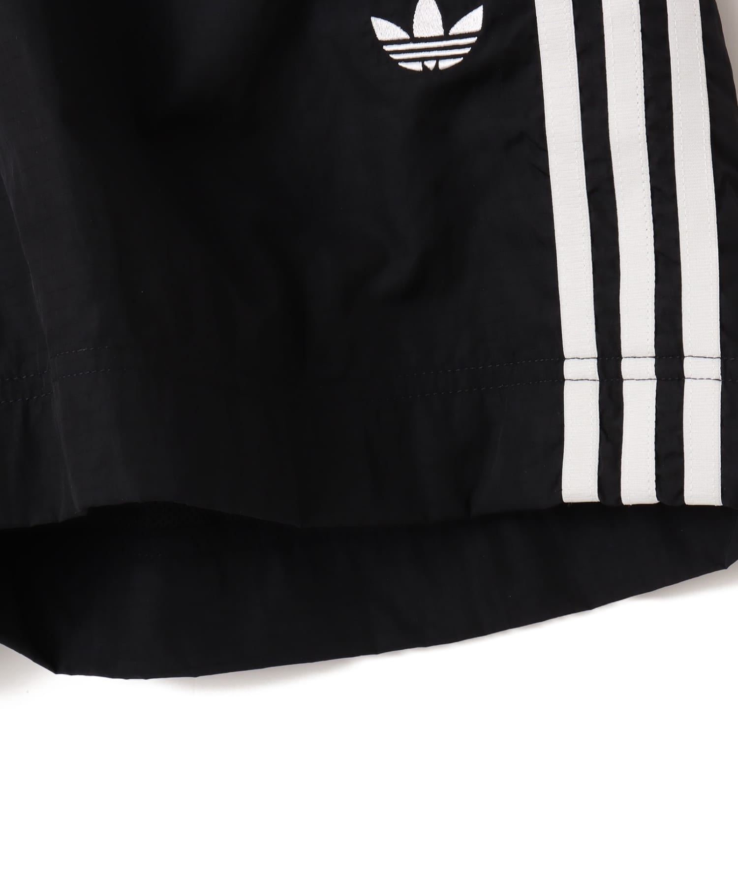 adidas ADICOLOR 3 STRIPES WOVEN SHORTS ブラック/ホワイトの画像