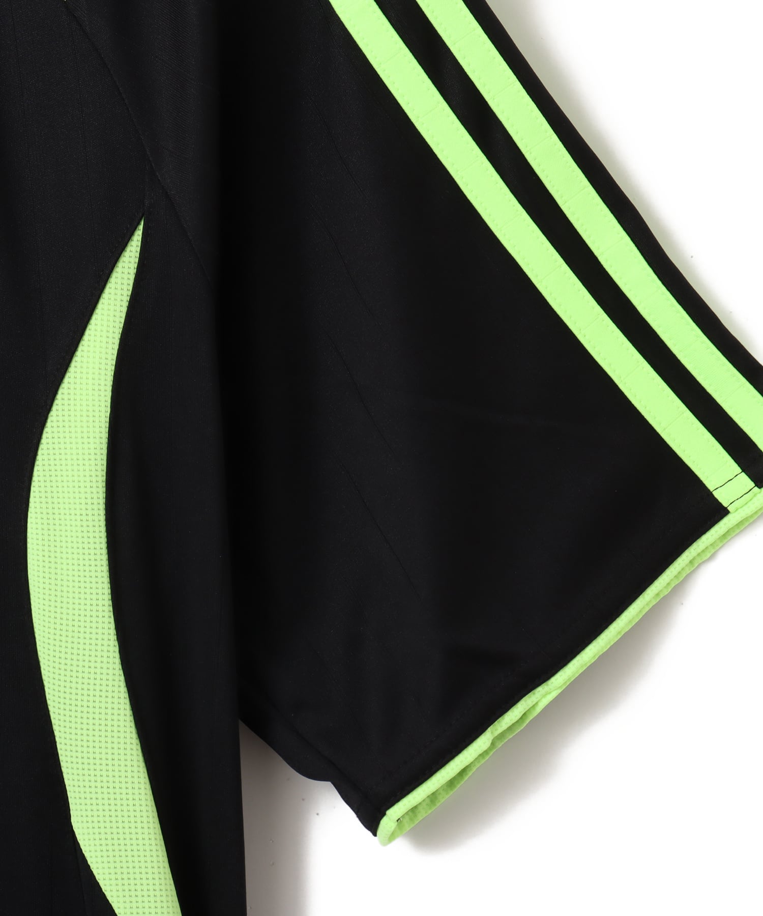adidas TEAMGEIST ADICOLOR T-SHIRT ブラック/シグナルグリーンの画像