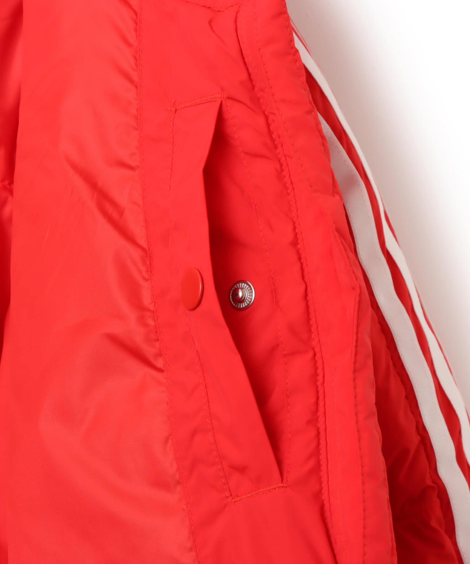 adidas ADICOLOR CROPPED SYNTHETIC DOWN PUFFER ベタースカーレットの画像