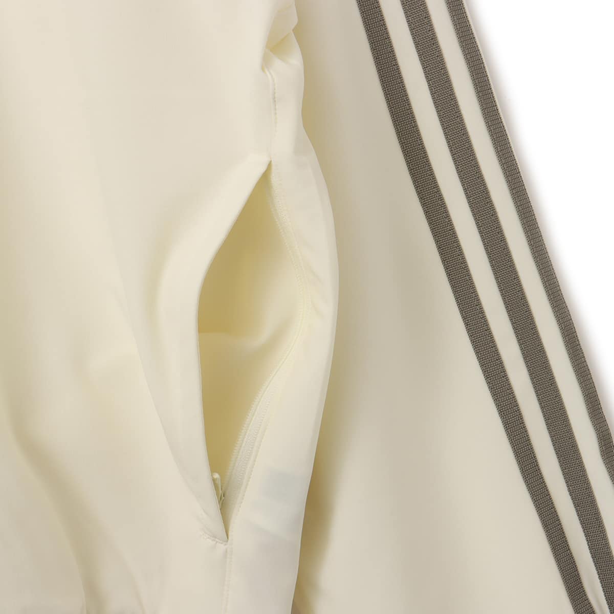 adidas PULL OVER アイボリー/シルバーペブルの画像
