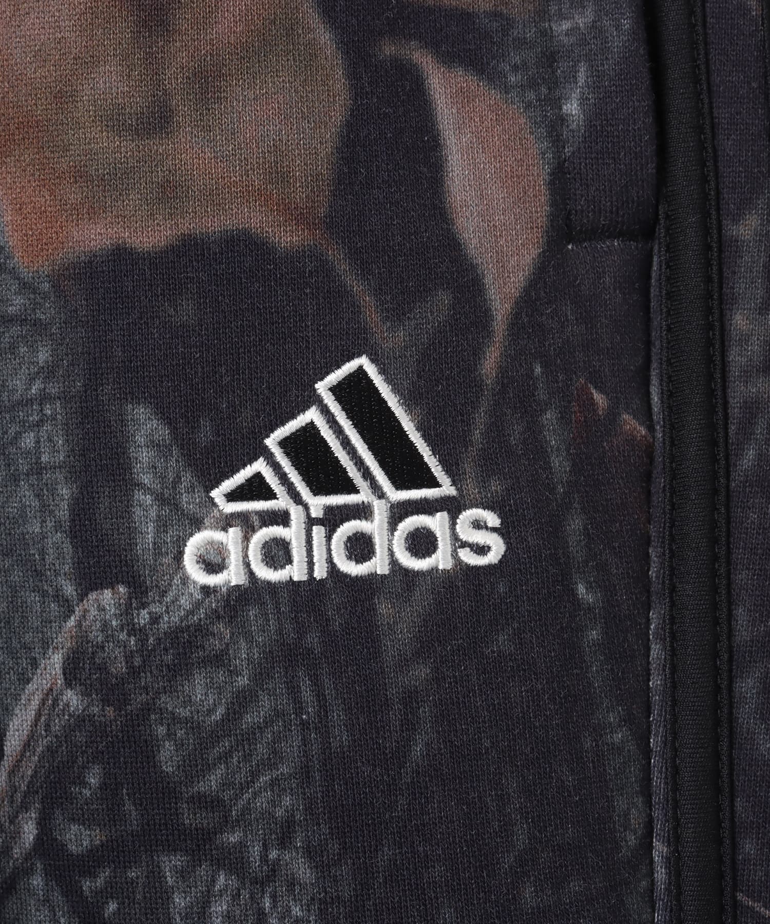 adidas CAMO SWEATPANT ブラックの画像