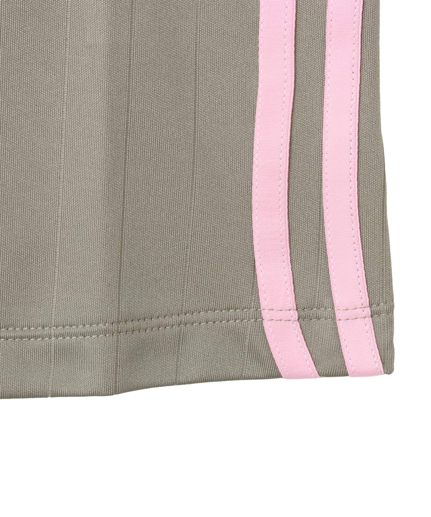 adidas V-NECK トレースカーゴの画像