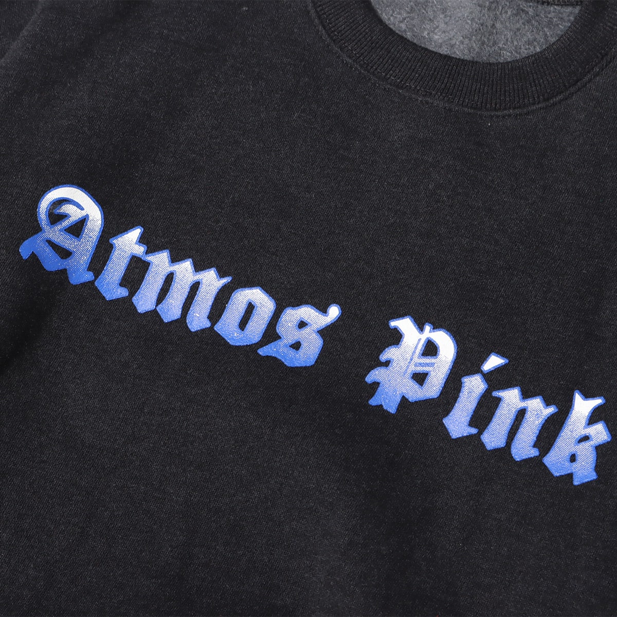atmos pink グラデーションロゴ クルーネックトップス CHARCOALの画像