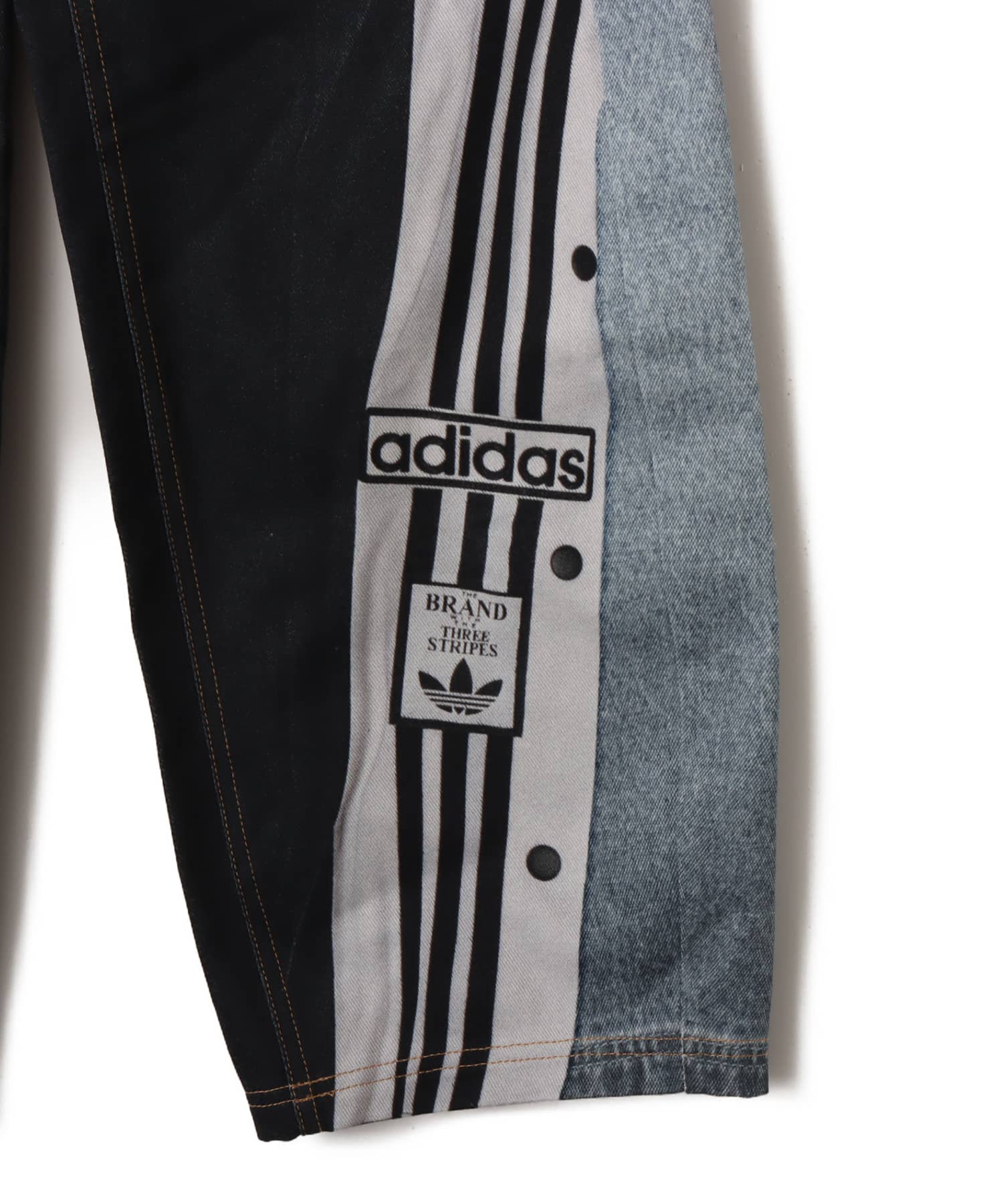 adidas VINTAGE ADIBREAK PRINTED DEAD JEANS ライトデニム/ブラックの画像