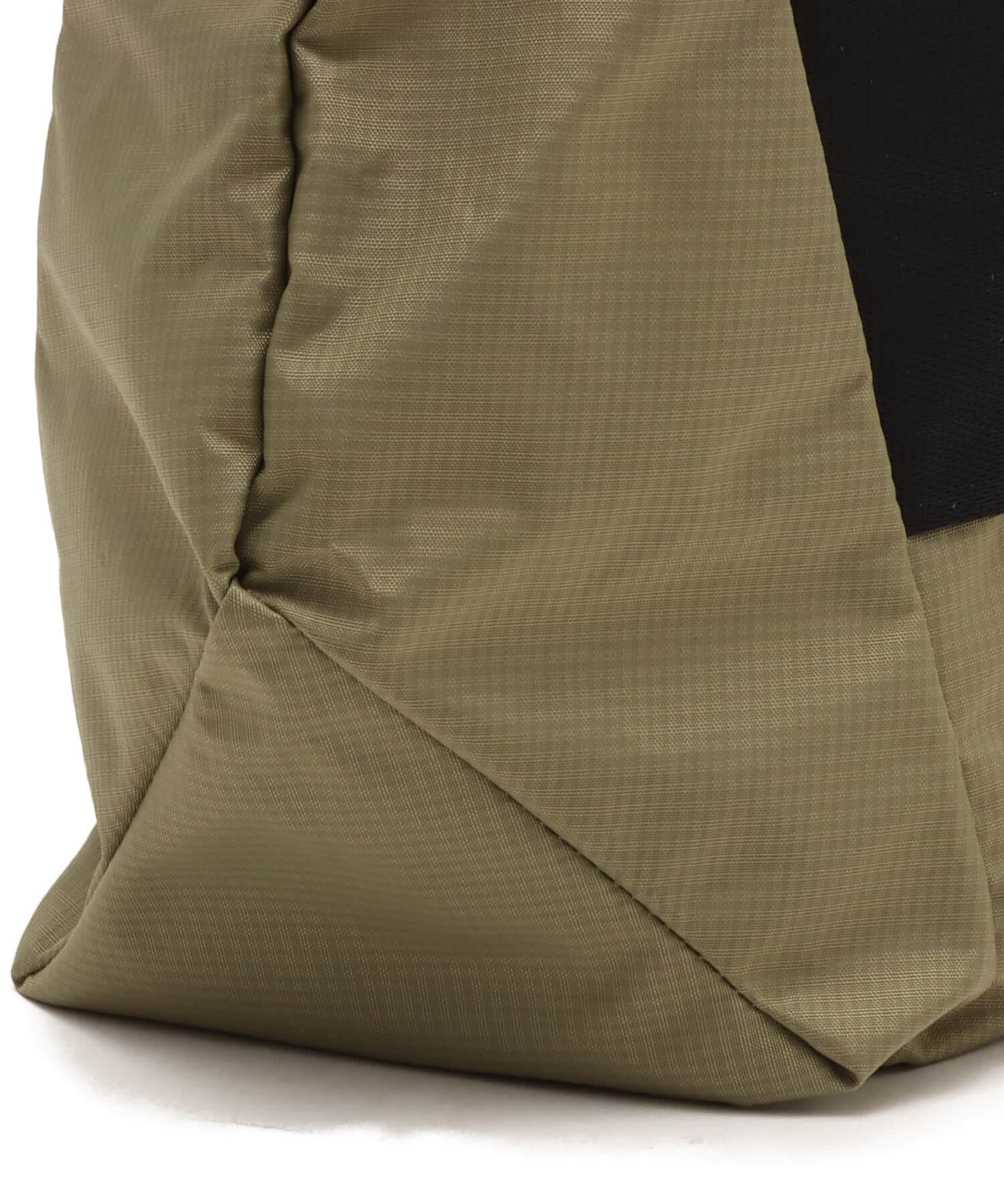 SALOMON PACKABLE TOTE BAG Martini Olive/SEAGRASS/の画像