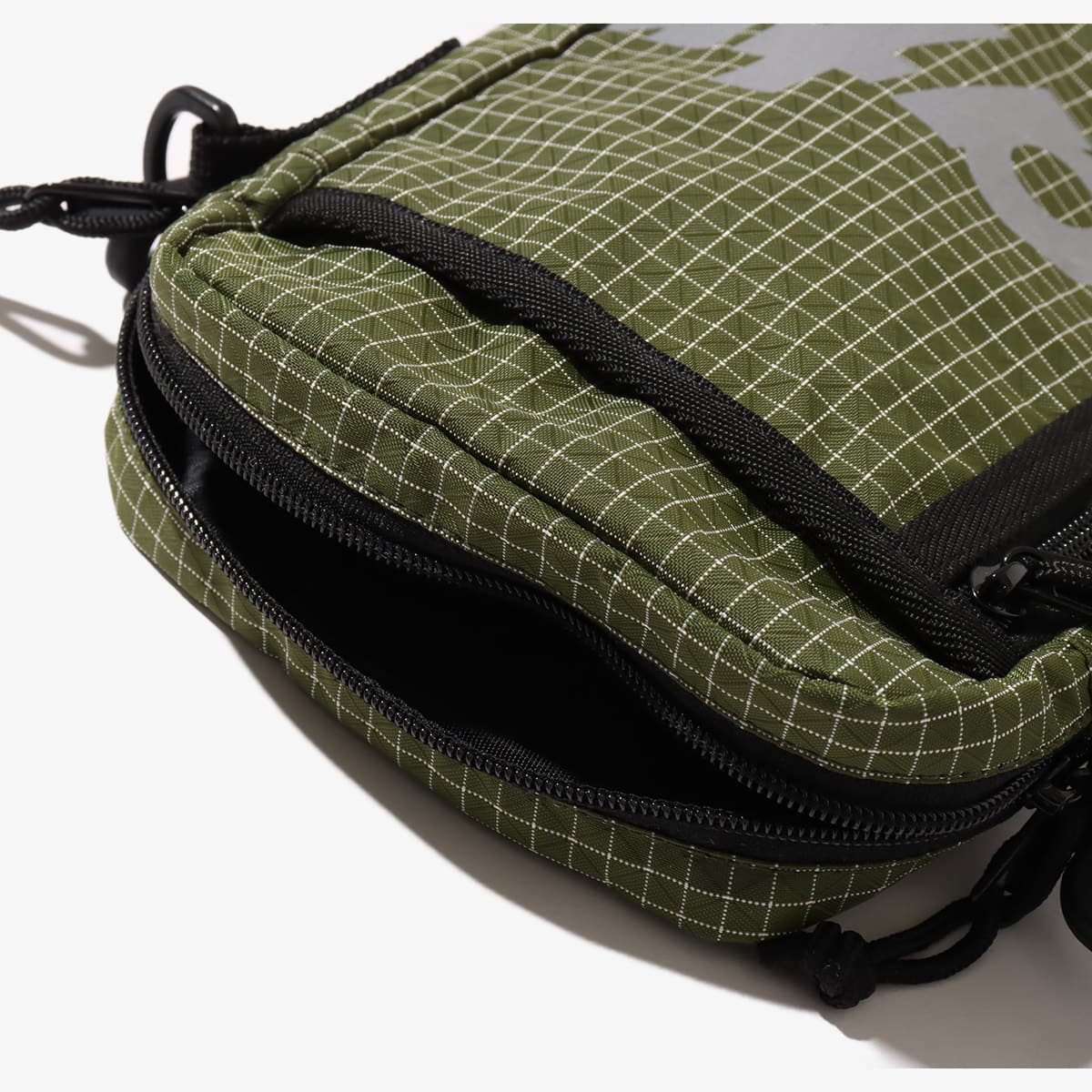 atmos Reflector Print Logo Shoulder Bag KHAKI の画像