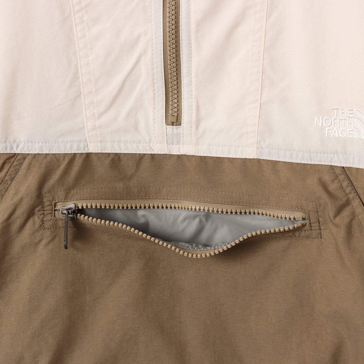 THE NORTH FACE COMPACT ANORAK ホワイトデューンxクラシックカーキの画像
