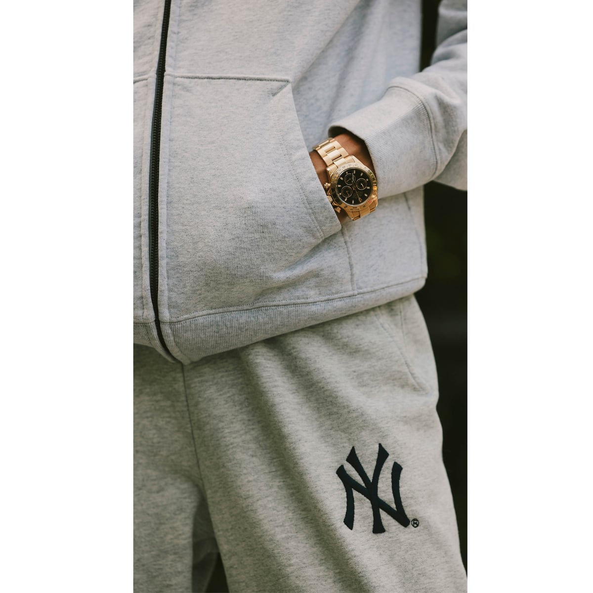 SPORTY＆RICH Yankees Serif Sweatpant Heather Gray Navy の画像