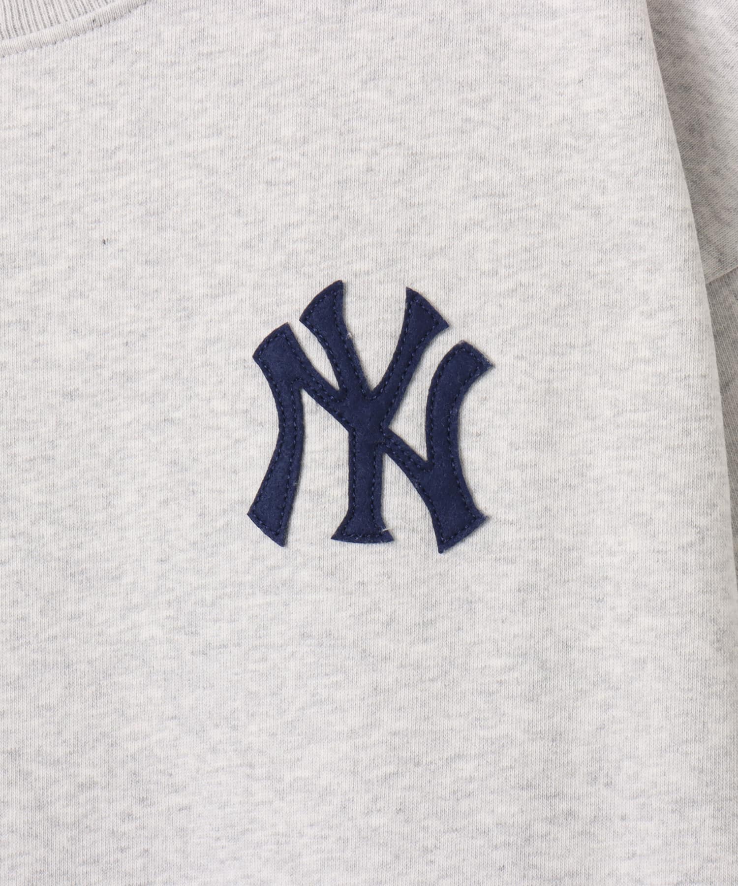 SPORTY＆RICH Heritage Yankees Serif Crewneck Heather Grayの画像