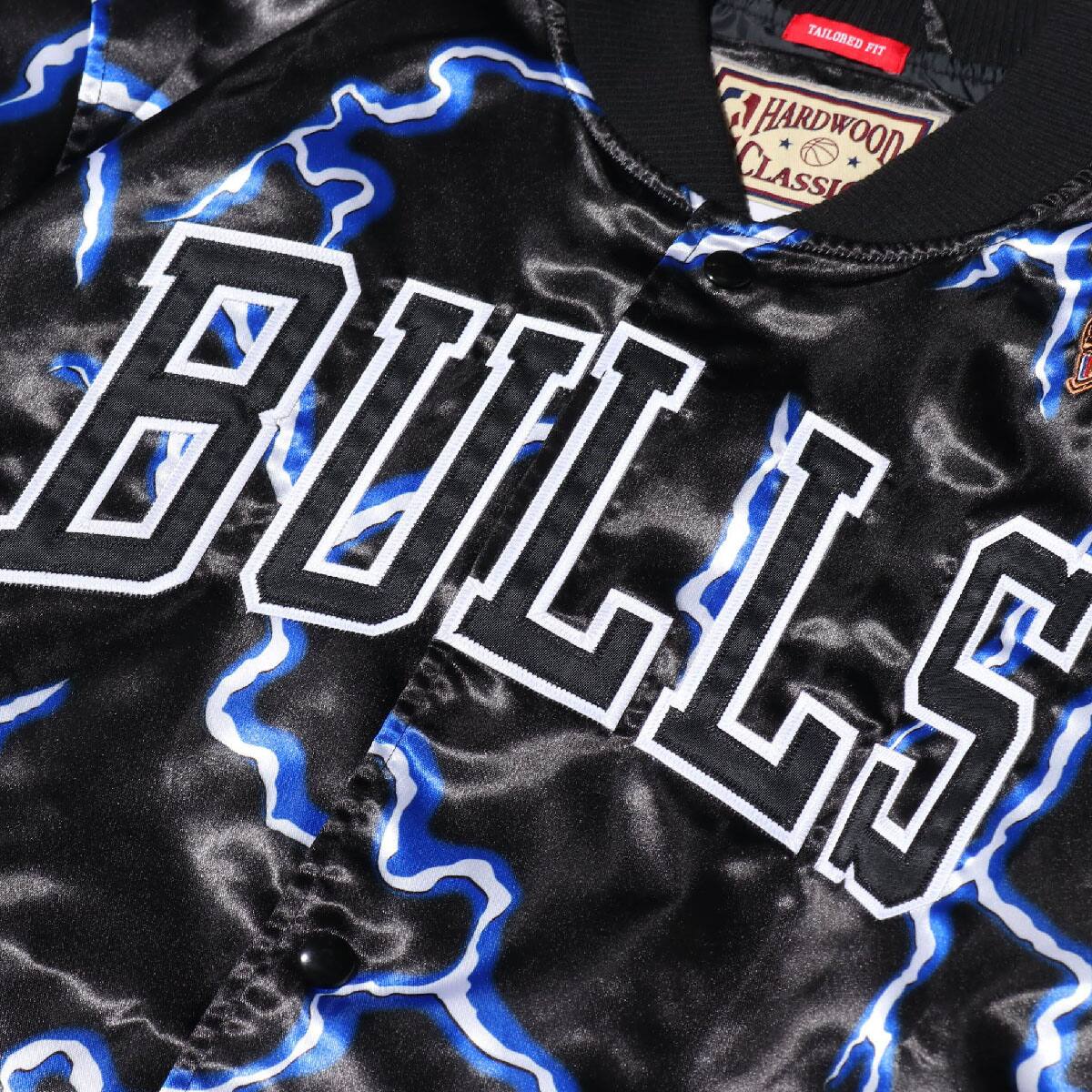 Mitchell & Ness LIGHTNING SATIN JACKET/CHICAGO BULLS PATTERN/BLACK