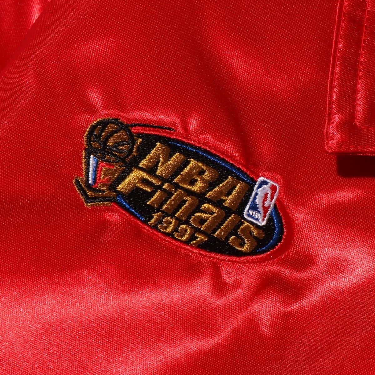 Mitchell & Ness Old English Satin Jacket CHI.Bulls RED 19HO-I