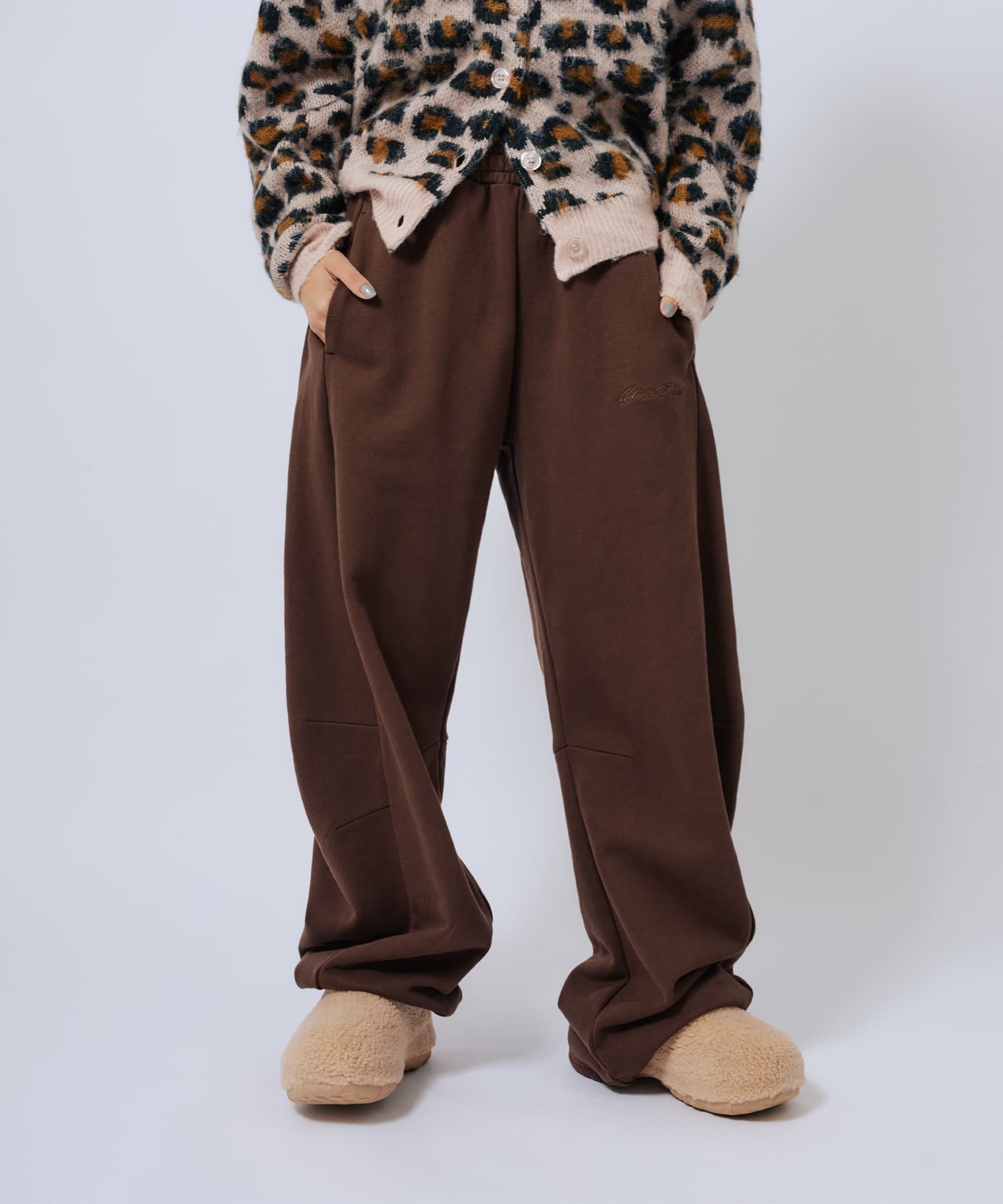 atmos pink Sweat Baggy Pants BROWNの画像