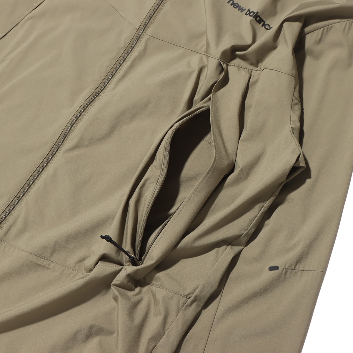 New Balance MET24 Packable Light Jacket カバートグリーン 23FW-Iの画像
