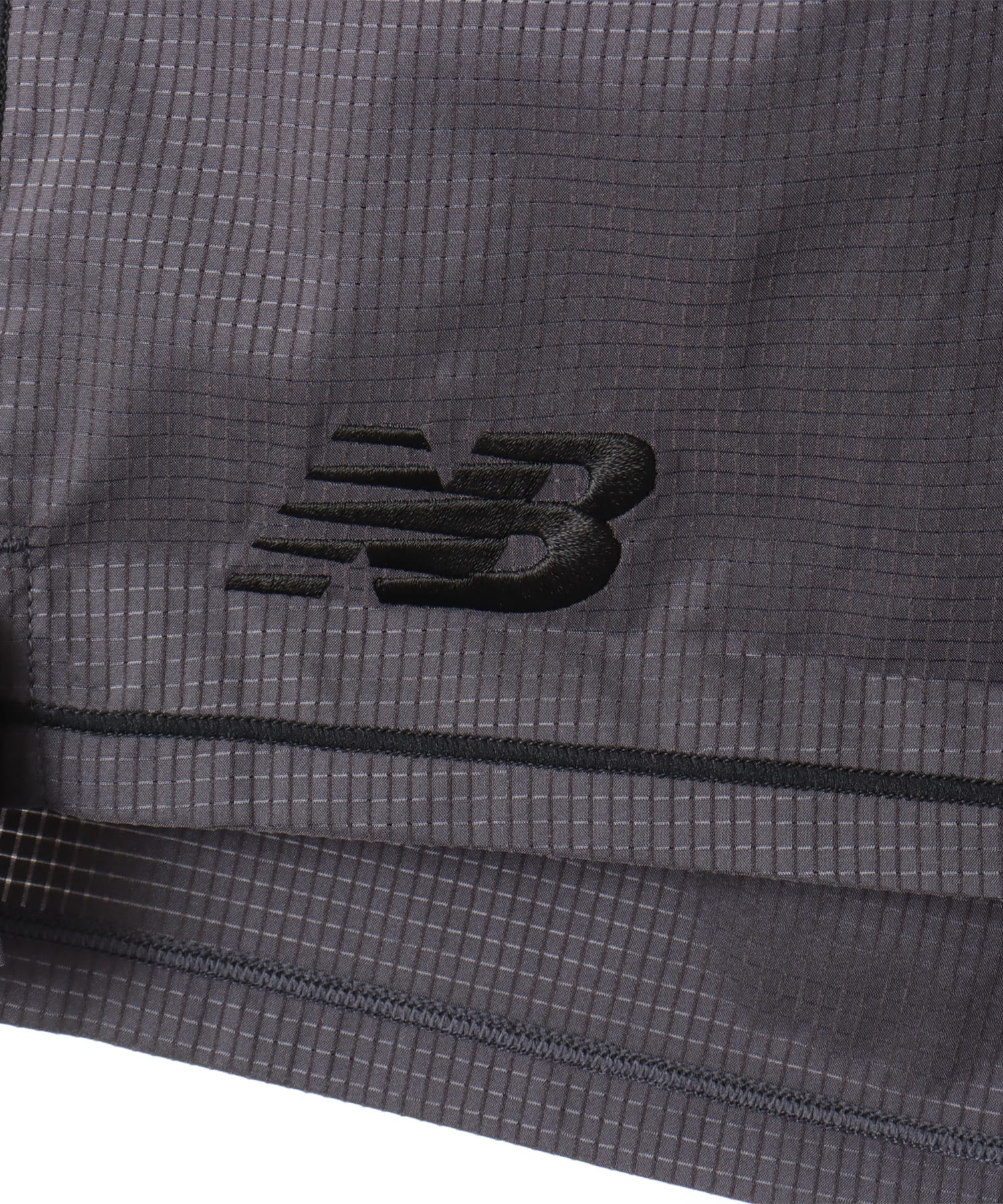 New Balance MESH STRECH WOVEN SHORTS チャコールグレーの画像
