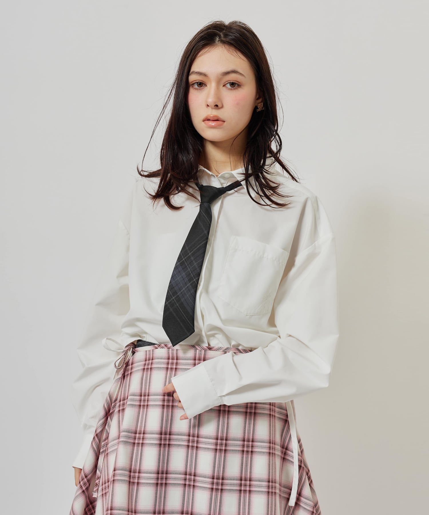 atmos pink Shirring Cropped Shirt WHITEの画像