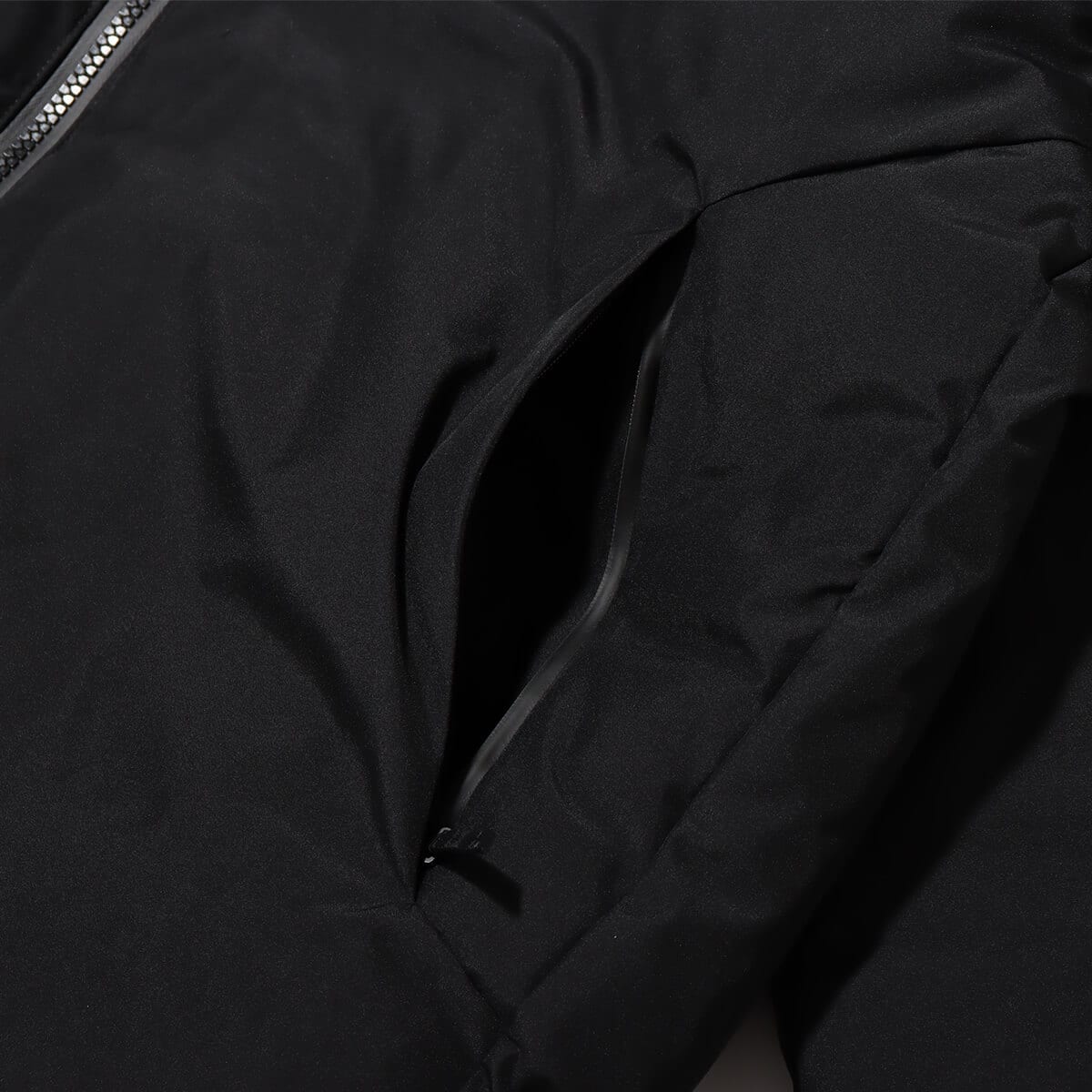 DESCENTE GORE DOWN JACKET ブラック 23FW-S（デサント ゴア