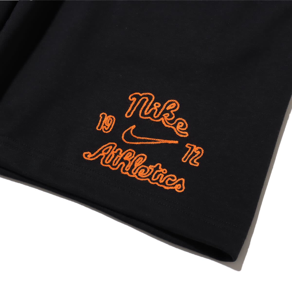 NIKE AS M NK CLUB FT SHORT VRSTY BLACK/SAFETY ORANGEの画像