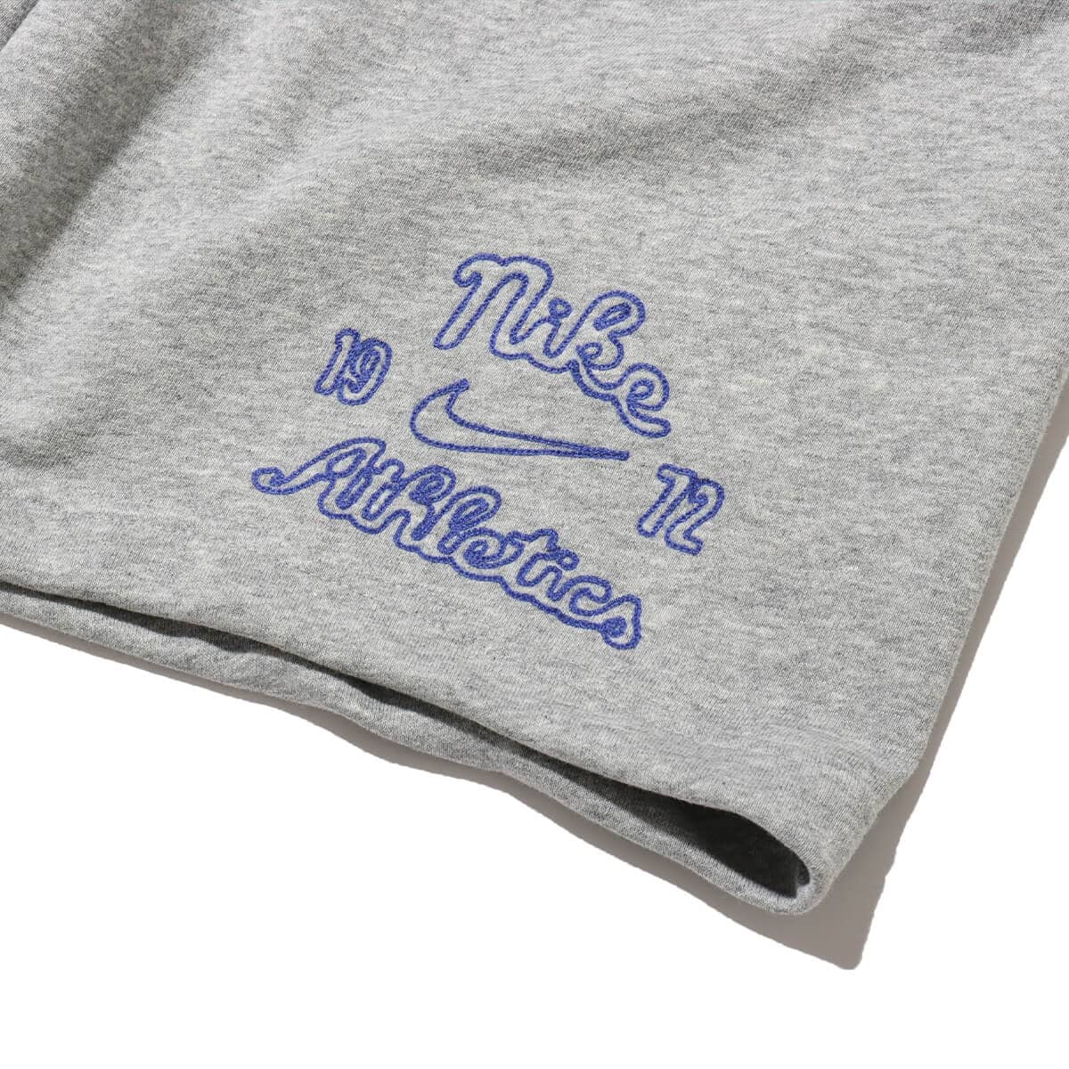 NIKE AS M NK CLUB FT SHORT VRSTY DK GREY HEATHER/SAFETY ORANGEの画像