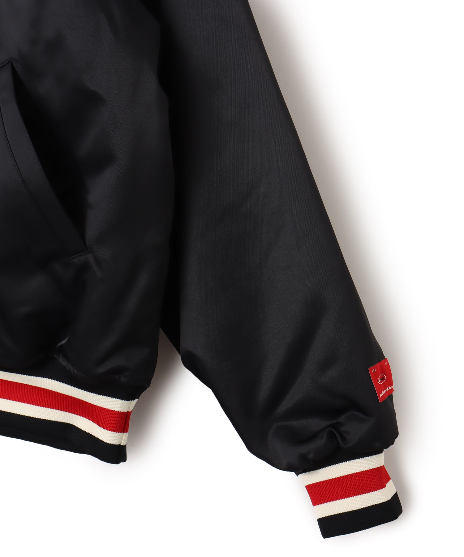 NIKE Liverpool FC M NK AU SATIN DUGOUT JKT SE BLACK/GYM RED/GYM REDの画像
