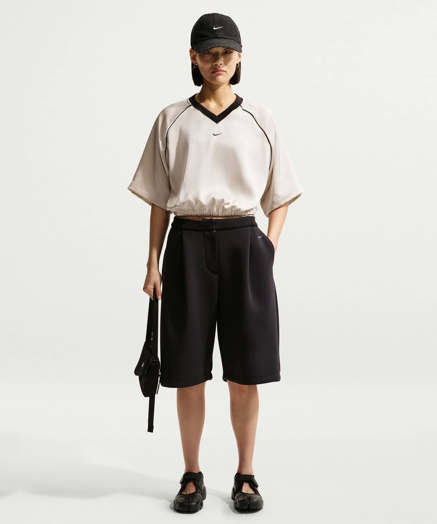 NIKE AS W NSW OFFLN WVN STN SS TOP LIGHT BONE/(BLACK)の画像