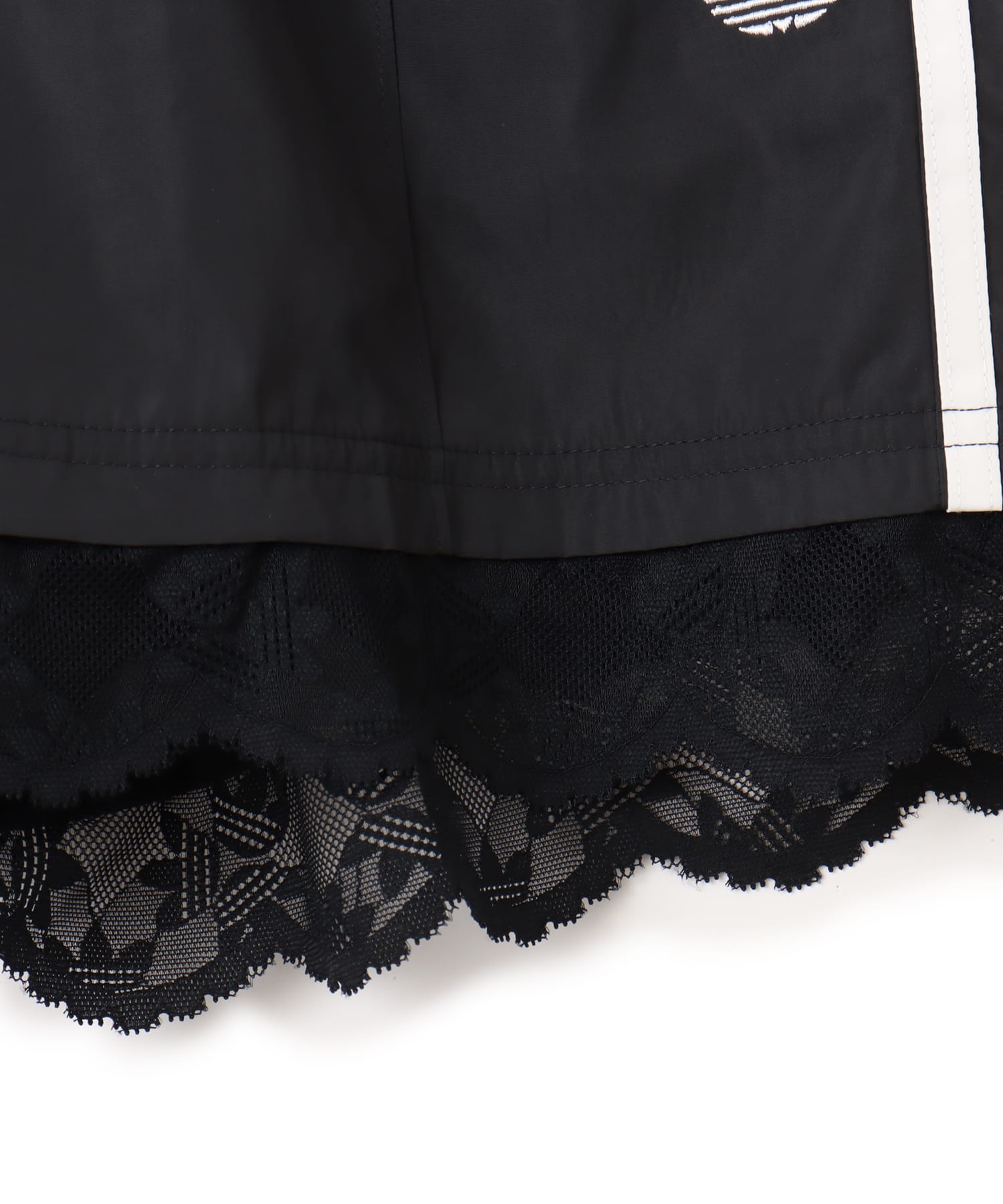adidas LACE TRIM 3 STRIPE SHORT ブラックの画像