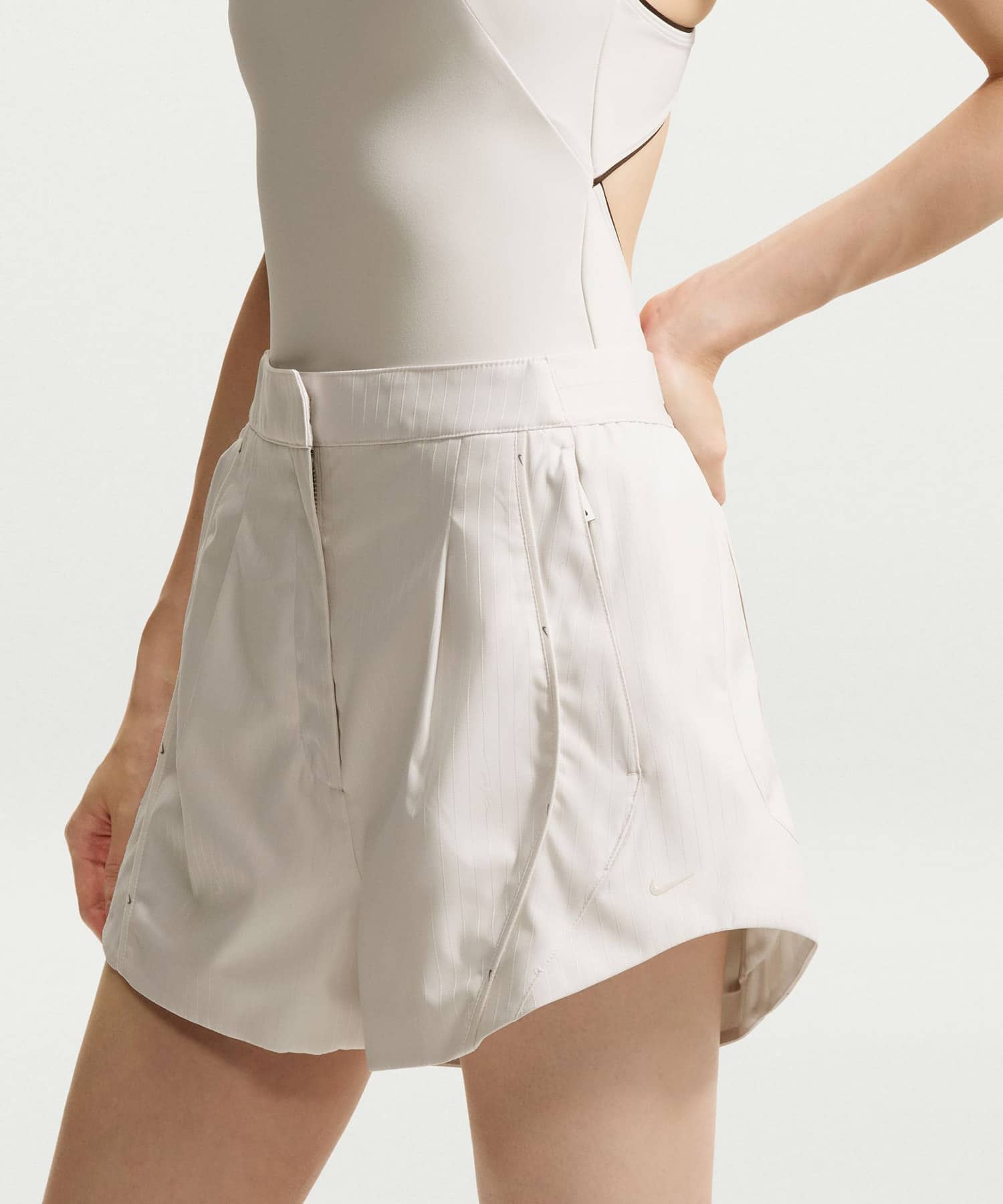 NIKE W NRG NK Dri-FIT WOVEN SHORT OFFWHITEの画像