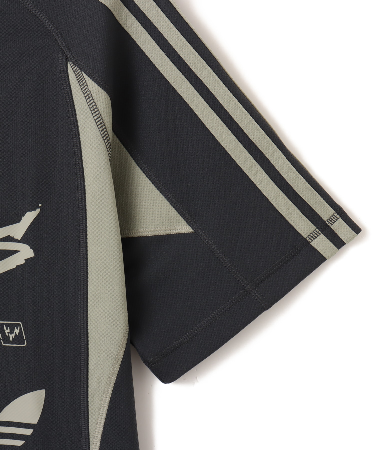 adidas 100 THIEVES T-SHIRT カーボンの画像