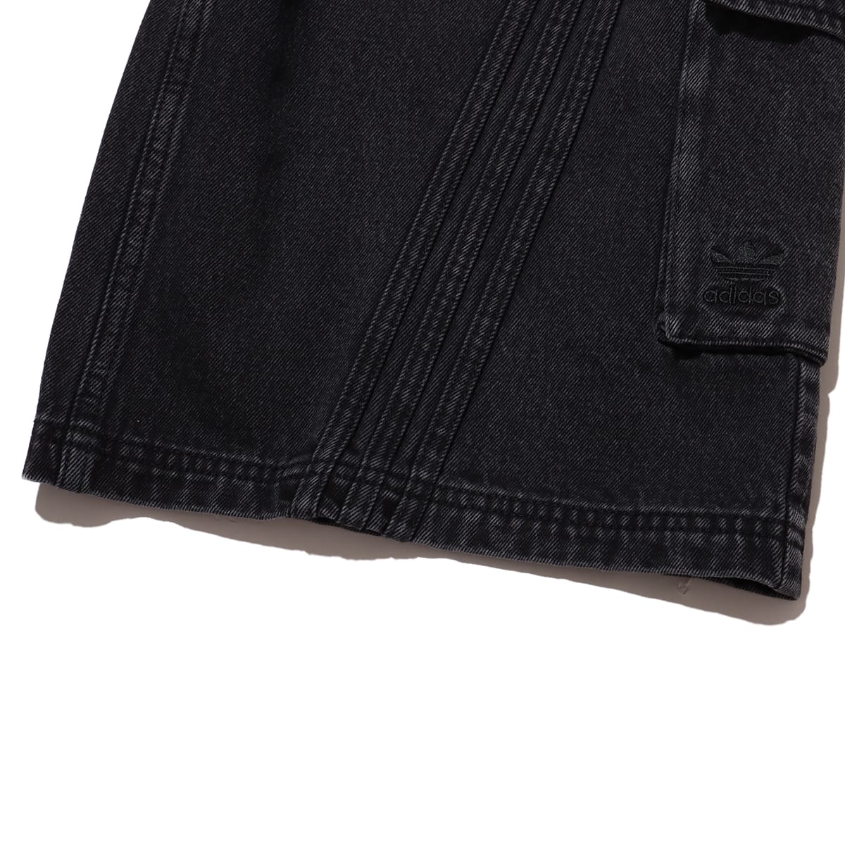 adidas WOMENS DENIM CAPRI SHORT BLACK の画像