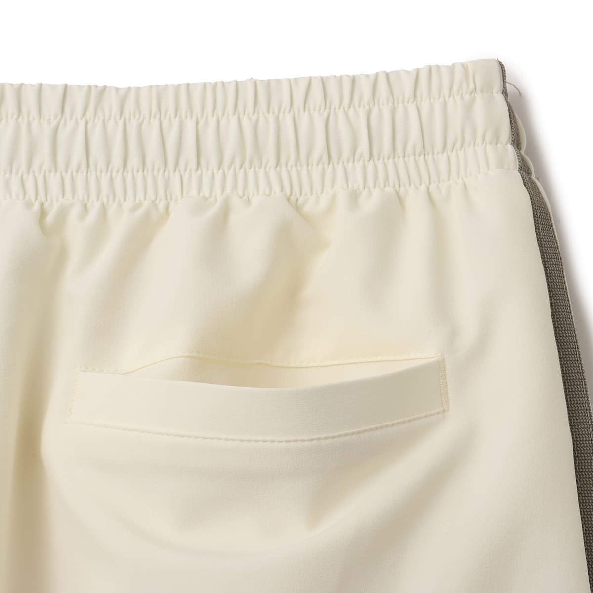 adidas TRACK PANTS アイボリー/シルバーペブルの画像