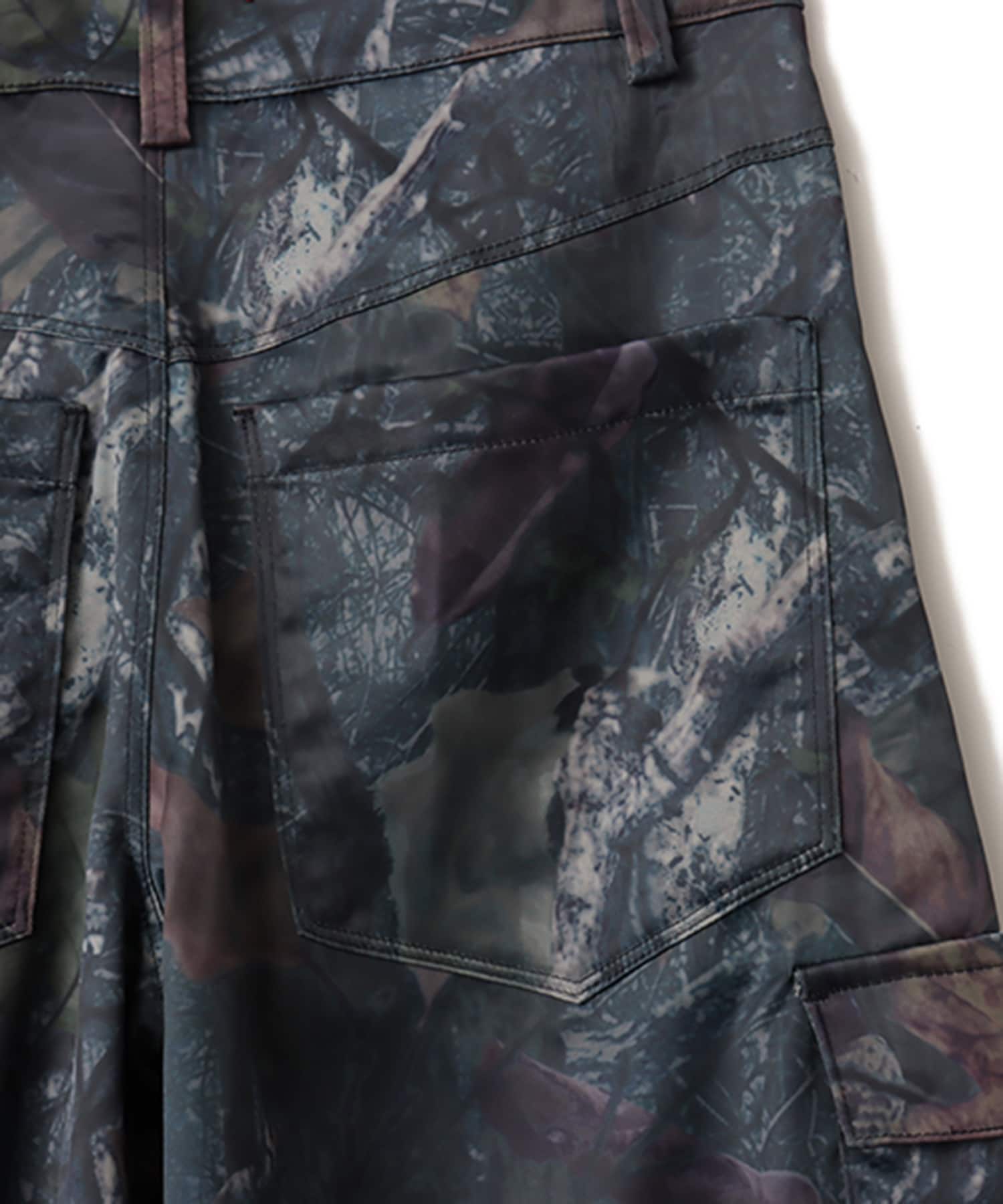 adidas LEAF CAMO PRINT SATIN CARGO PANTS ブラック/ホワイトの画像
