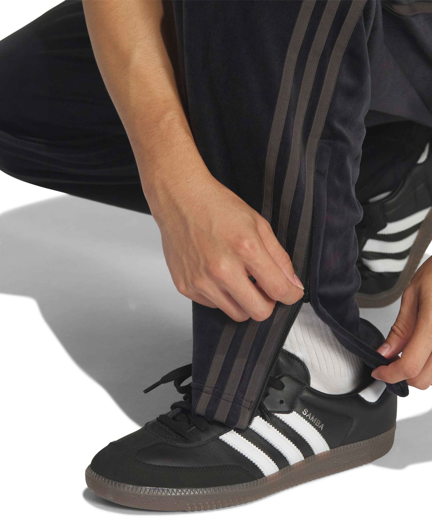 adidas FIREBIRD TRACK PANT VELOUR ブラックの画像