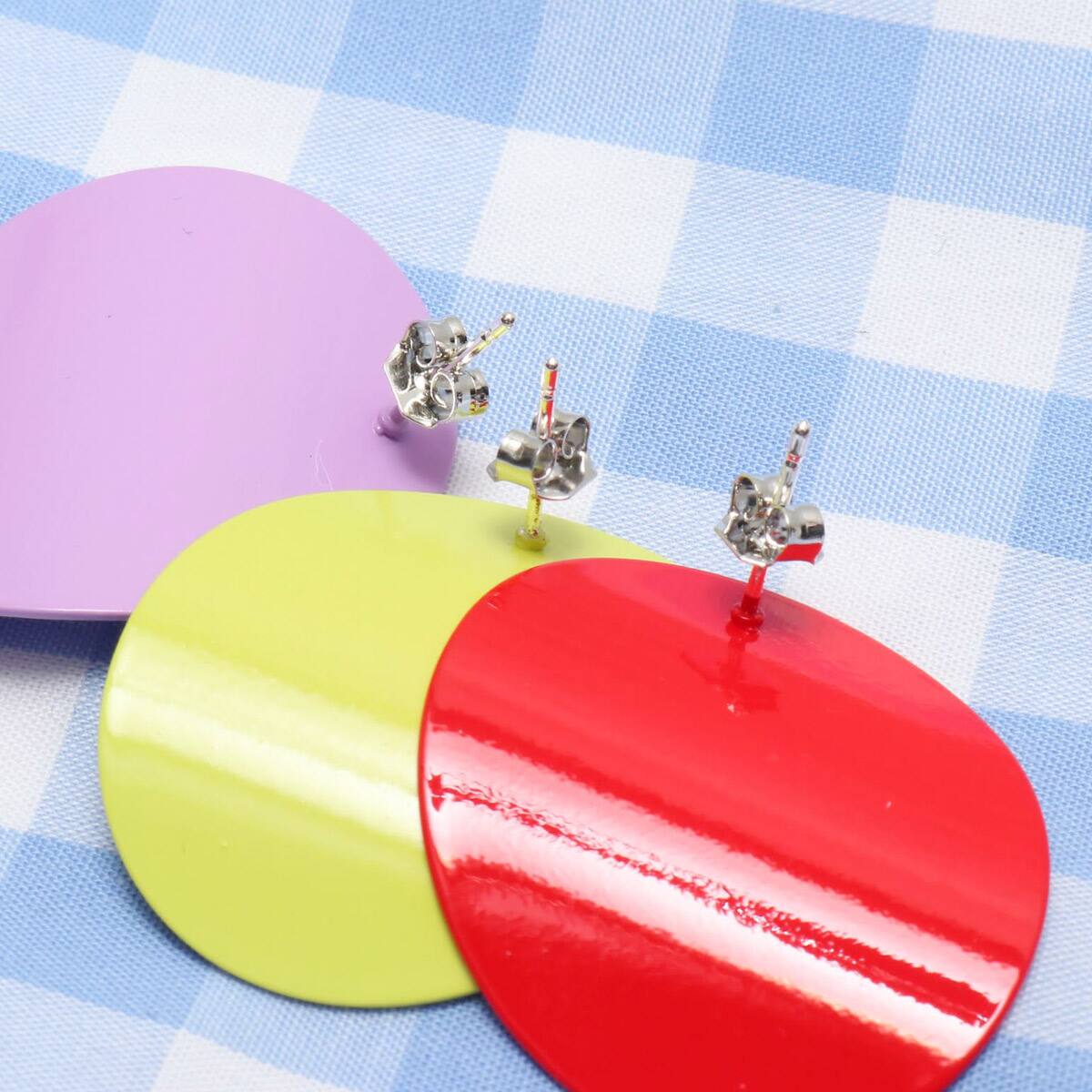 atmos pink ラウンドカラー ピアス 3色展開の画像