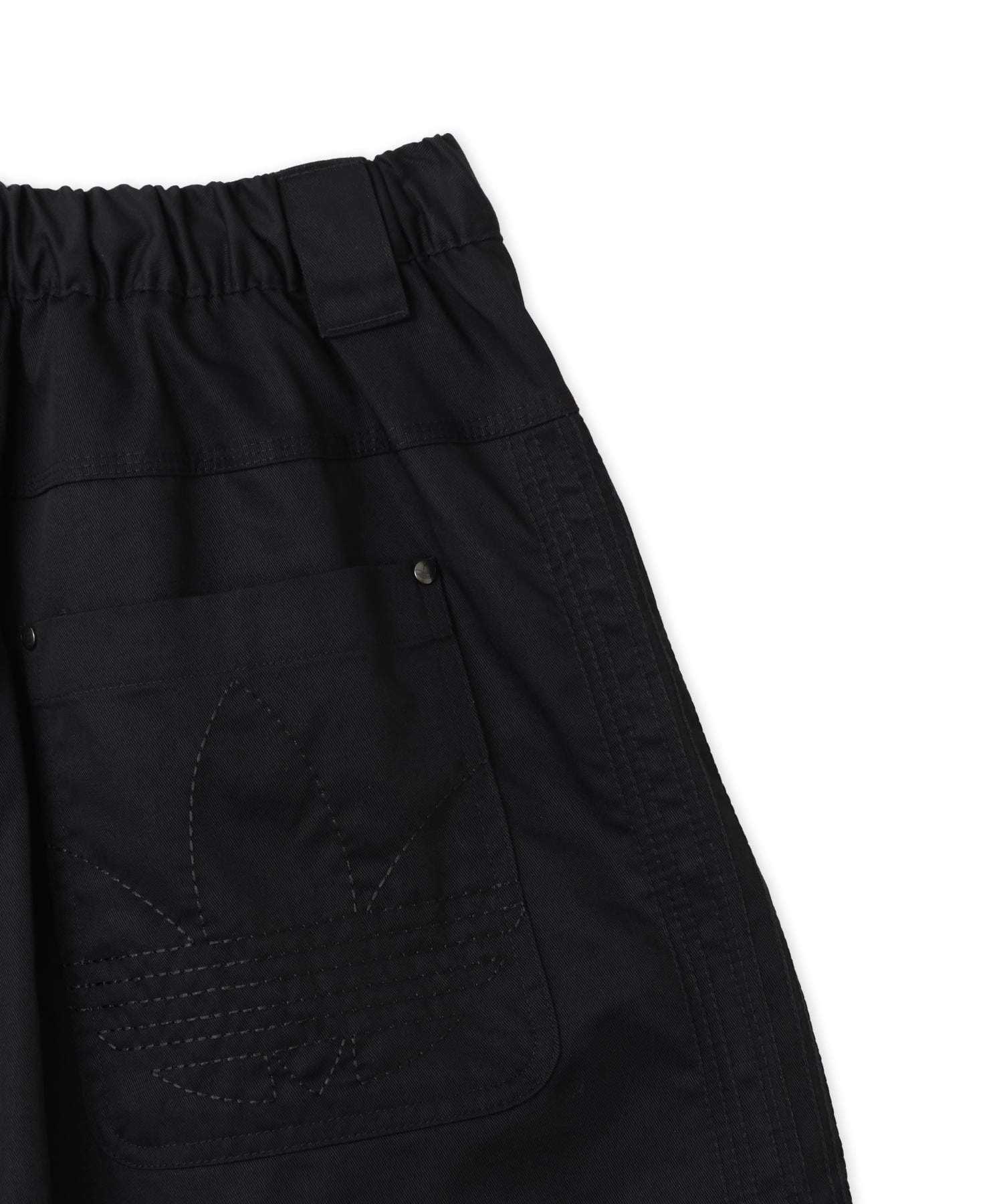 adidas PREMIUM ESSENTIALS WORKWEAR WIDE SHORTS ブラックの画像