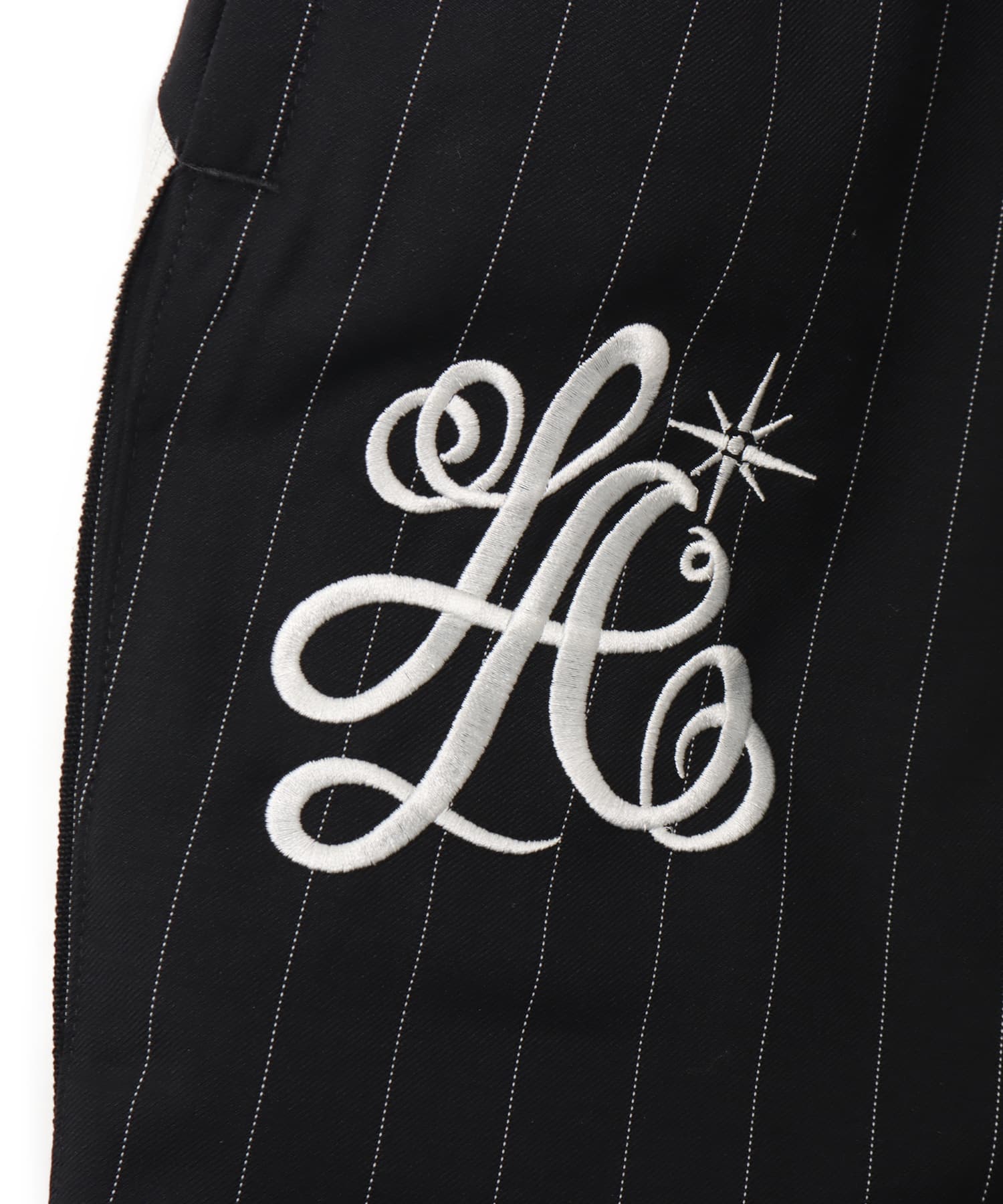adidas CHAVARRIA PINSTRIPE LONG SHORT ブラック/ホワイトの画像
