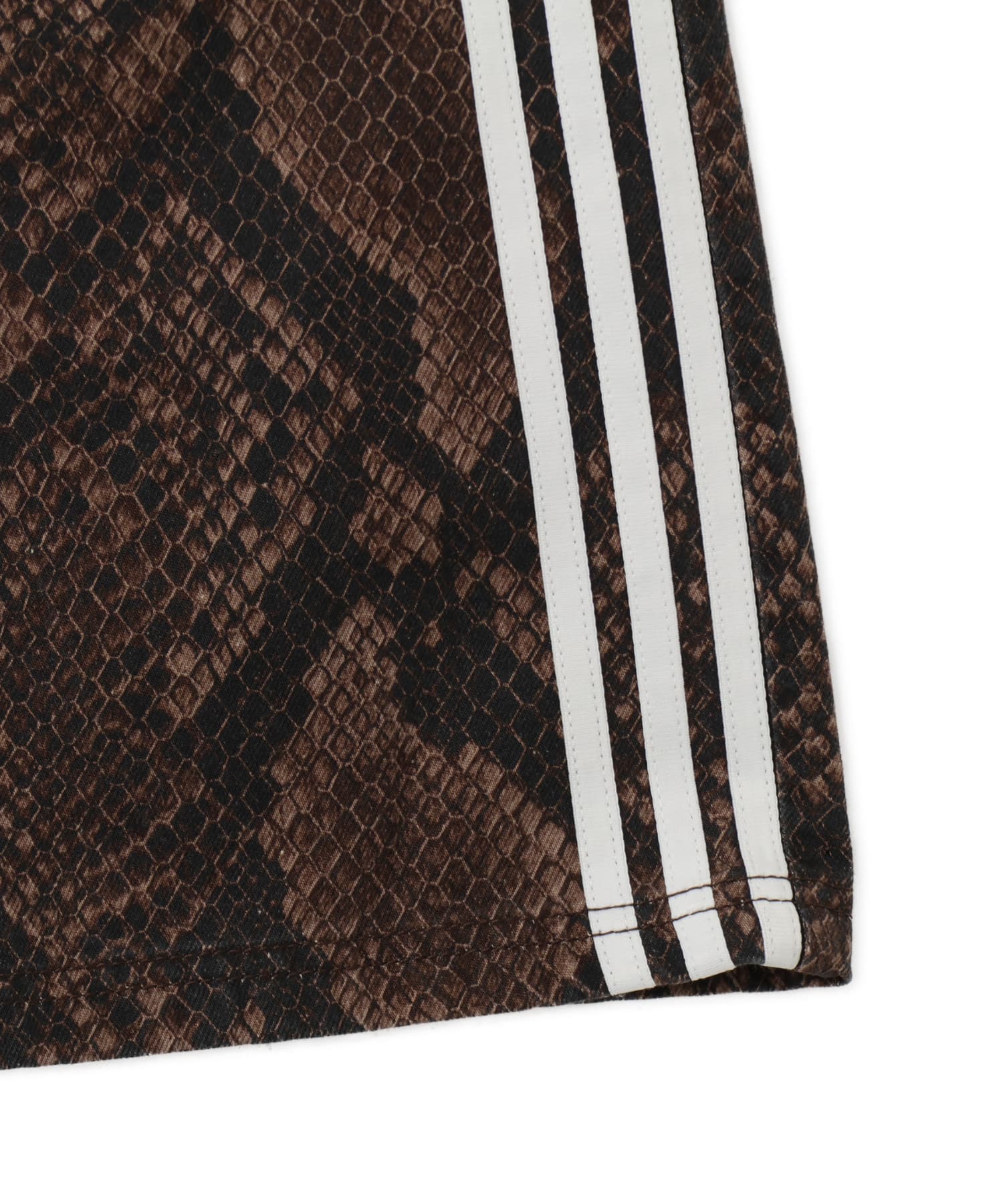 adidas SNAKE PRINT DENIM BERMUDA アースストレータ/オーロラコーヒーの画像