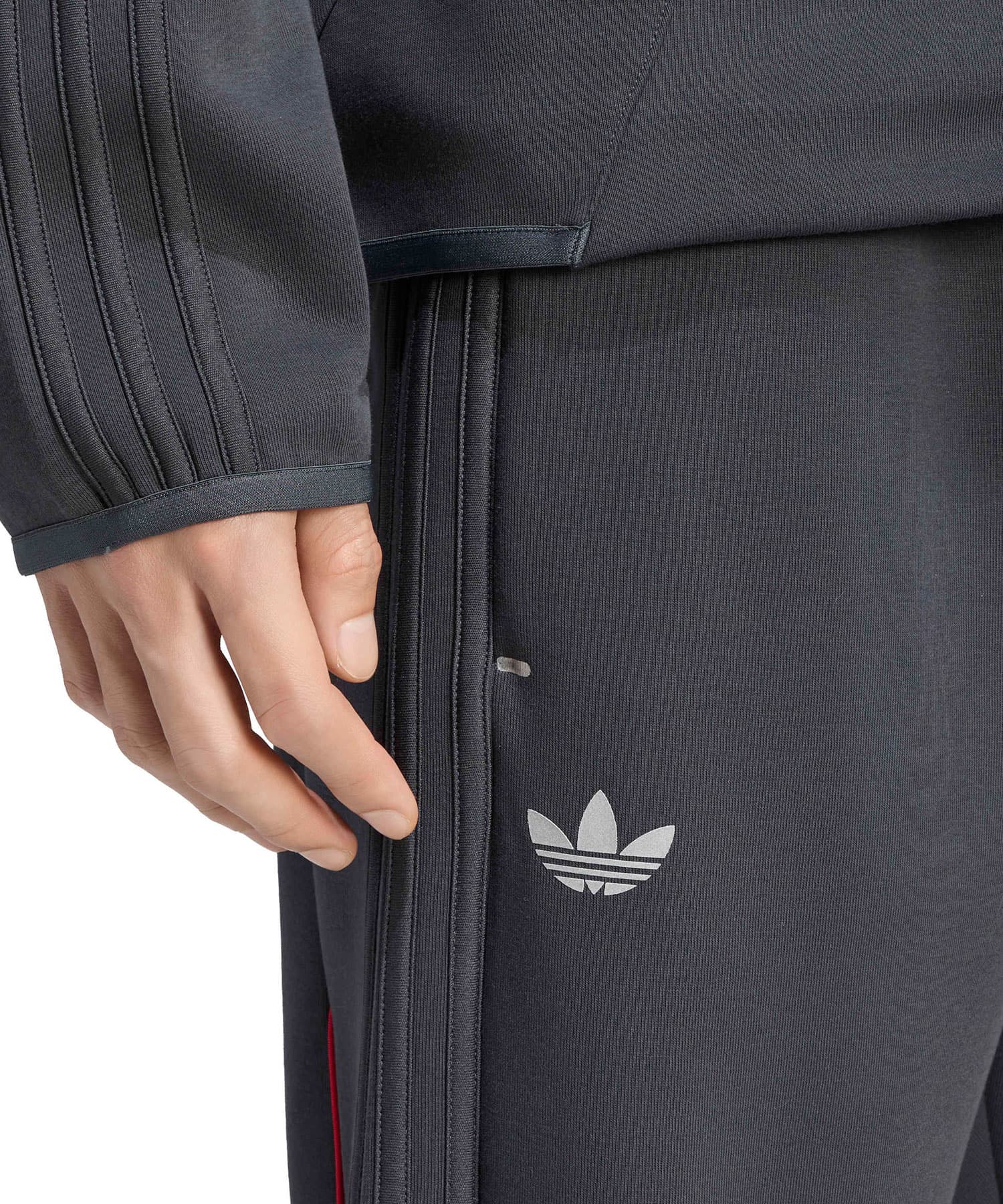 adidas LIVERPOOL FC SPACER TEAMGEIST 26 TRACKPANT カーボンの画像