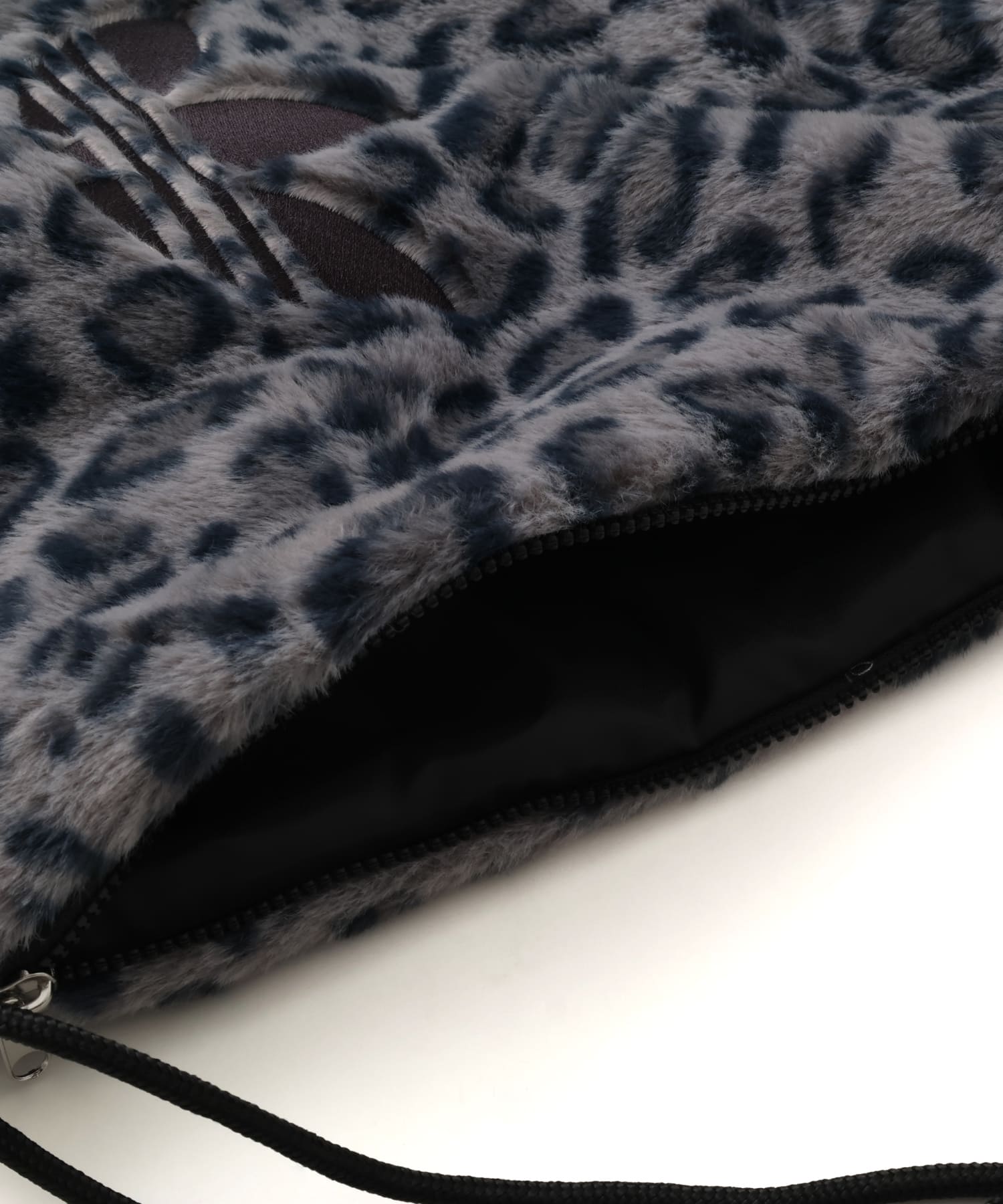 adidas KNAPSACK LEO グレースリーの画像