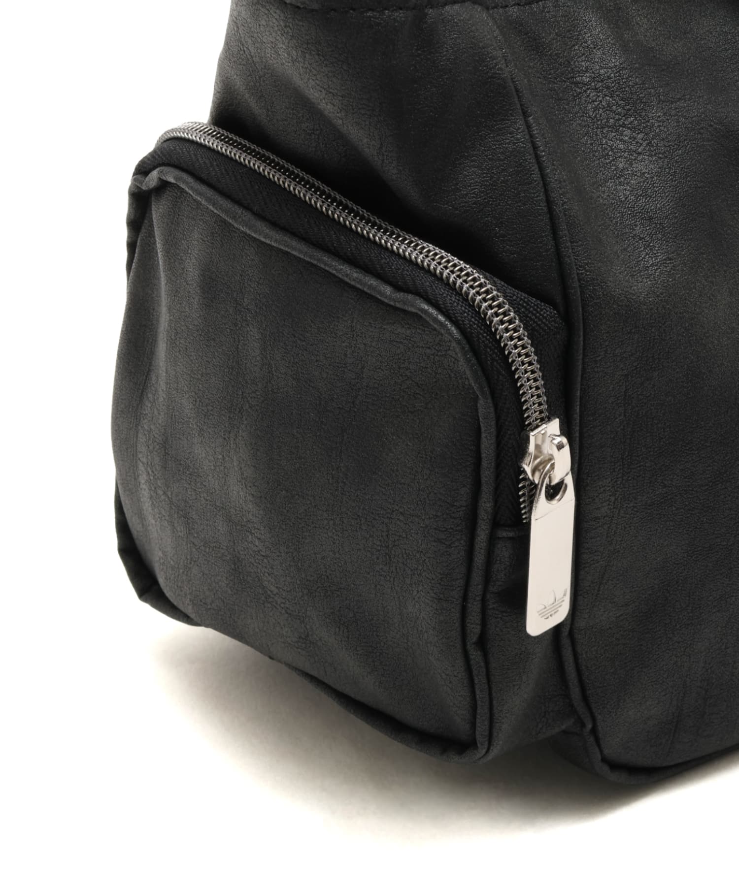 adidas ELONGATED BAG WITH POCKETS ブラックの画像