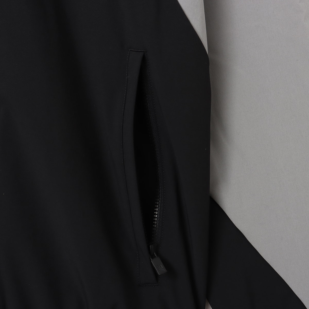 New Balance Hoops Woven Track Jacket ブラックの画像